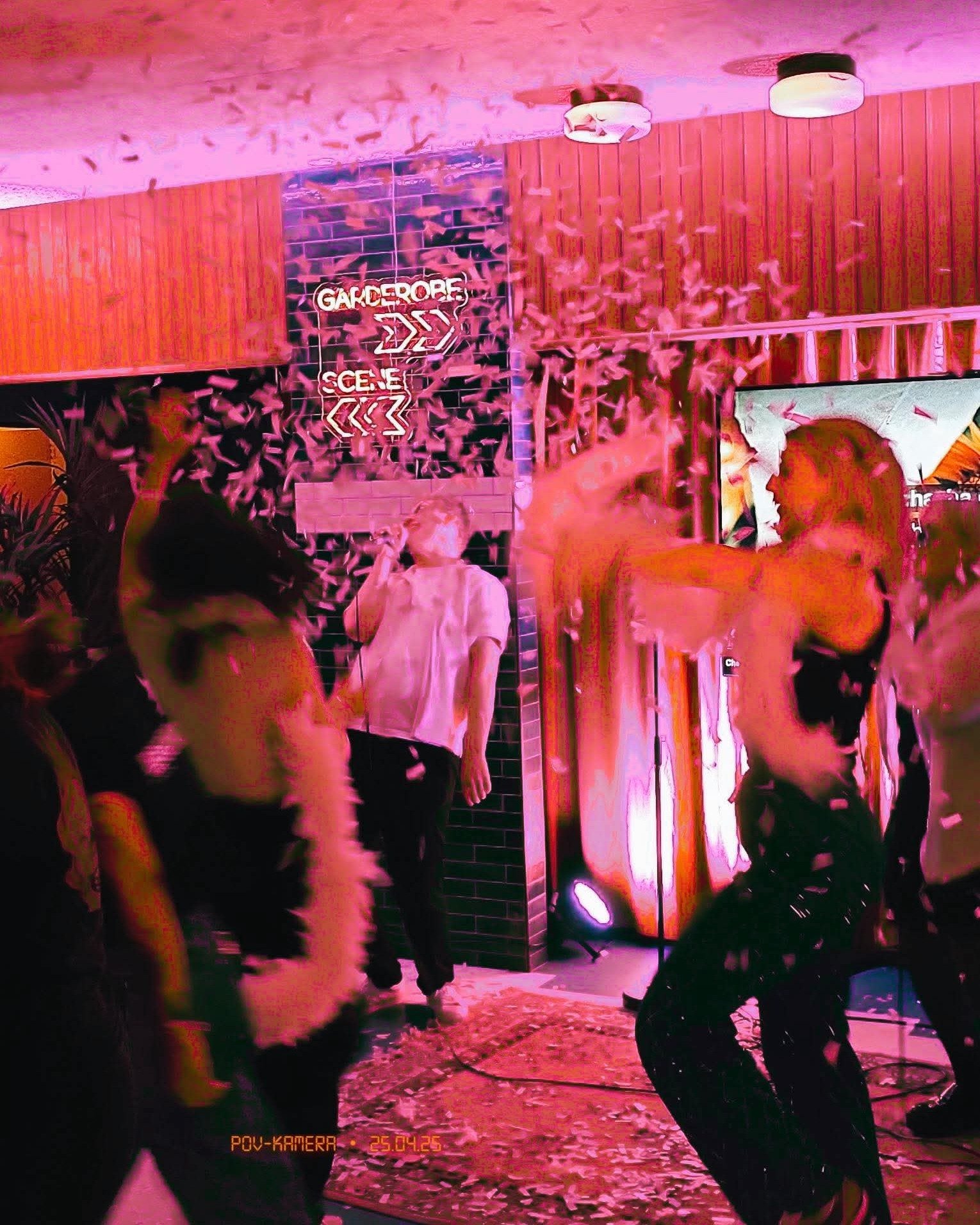 💃 Fest &ndash; uten &aring; ofre hele s&oslash;ndagen? Ja takk!

Jentene bak Event&uuml;ell kj&oslash;rer p&aring; igjen 🔥Etter karaoke-suksessen lanserer de n&aring; F&Oslash;R MIDNATT CLUB p&aring; Terminalen Byscene.

Tidlig start, full stemning