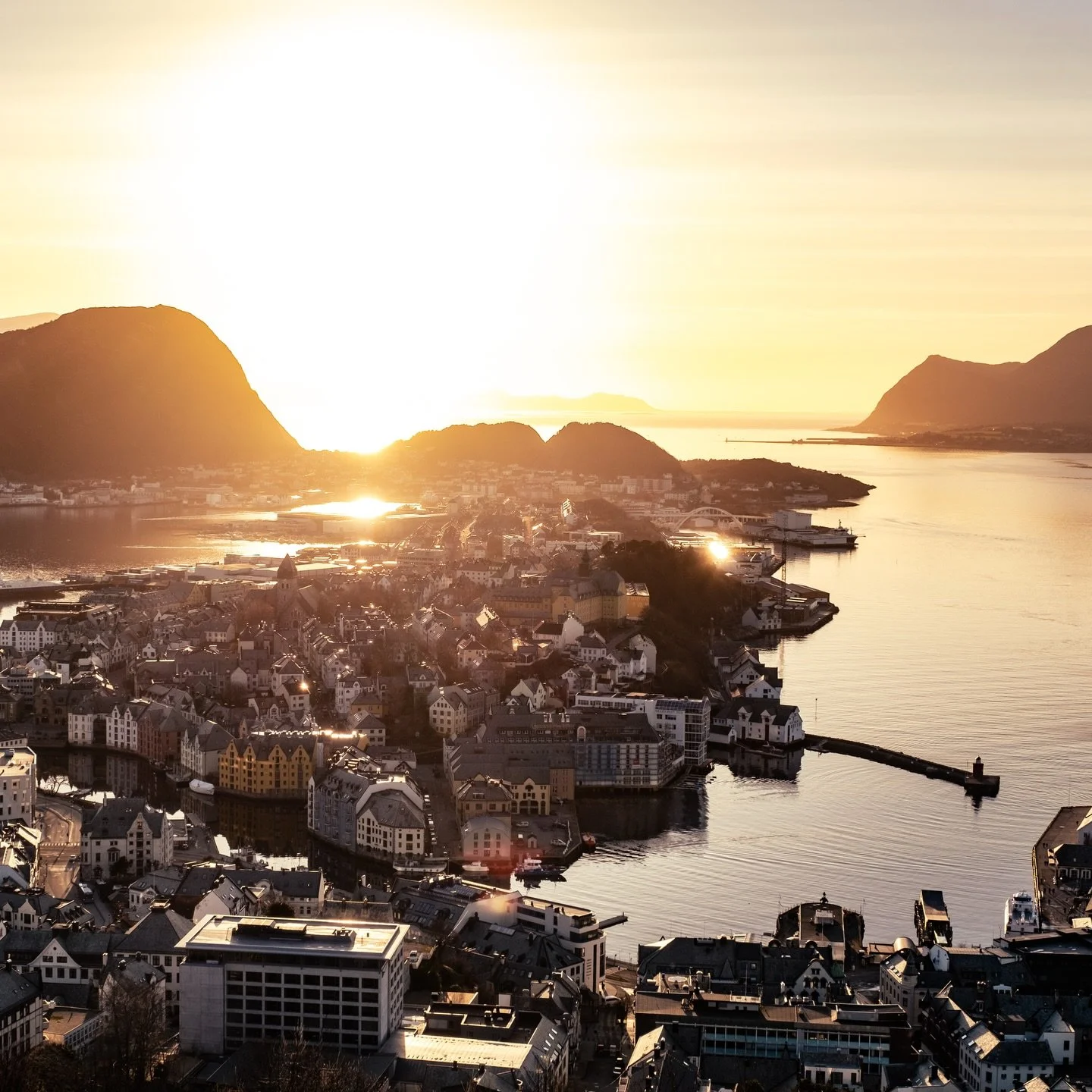 &Aring;lesund i v&aring;rlys.. solnedgangene blir litt varmere, dagene litt lengre, og byen litt finere for hver kveld som g&aring;r. N&aring; kommer v&aring;ren😍

#&aring;lesundsentrum #byenv&aring;r #solnedgang #v&aring;rlys
