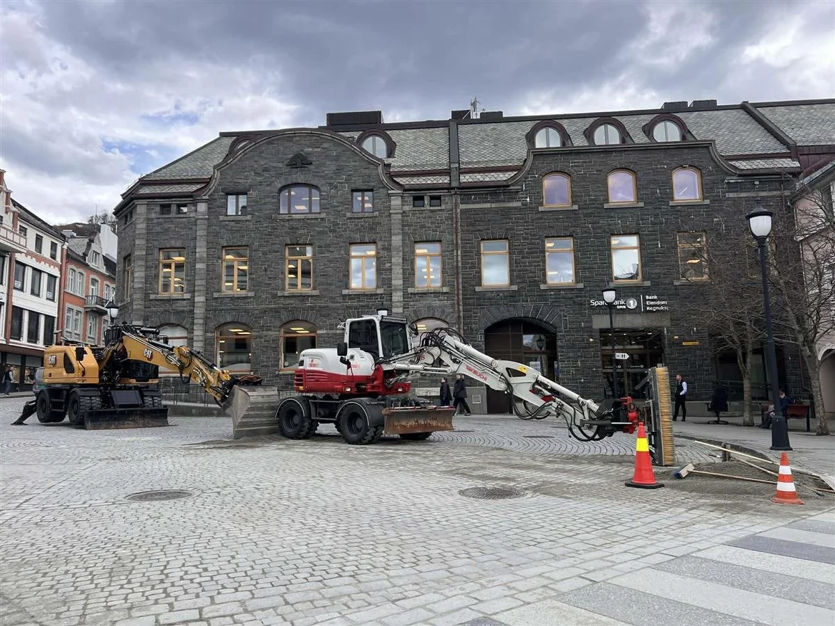 🚧 &Aring;lesund kommune er i gang med vedlikeholdsarbeid i flere av brosteinsgatene i sentrum, et viktig arbeid for &aring; sikre at gatene holder seg stabile og fine over tid.

Denne uka og starten av neste (uke 15 og 16) fylles det p&aring; sand m