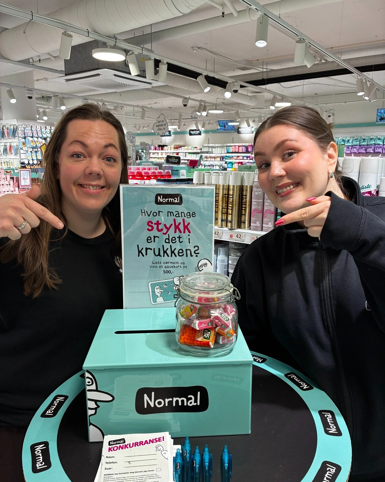 ✨ BYL&Oslash;RDAG TIL HELGA &ndash; bli med p&aring; bursdagsfesten!

🛍️ Dette skjer:

Hele dagen: 
🏃&zwj;♀️&zwj;➡️ Det blir Bursdagsrebus med STOR premie 🎉Du finner QR-kode til rebusen p&aring; innlegget her, samt rundt om i byen!

🤩 12 - 15 Ans