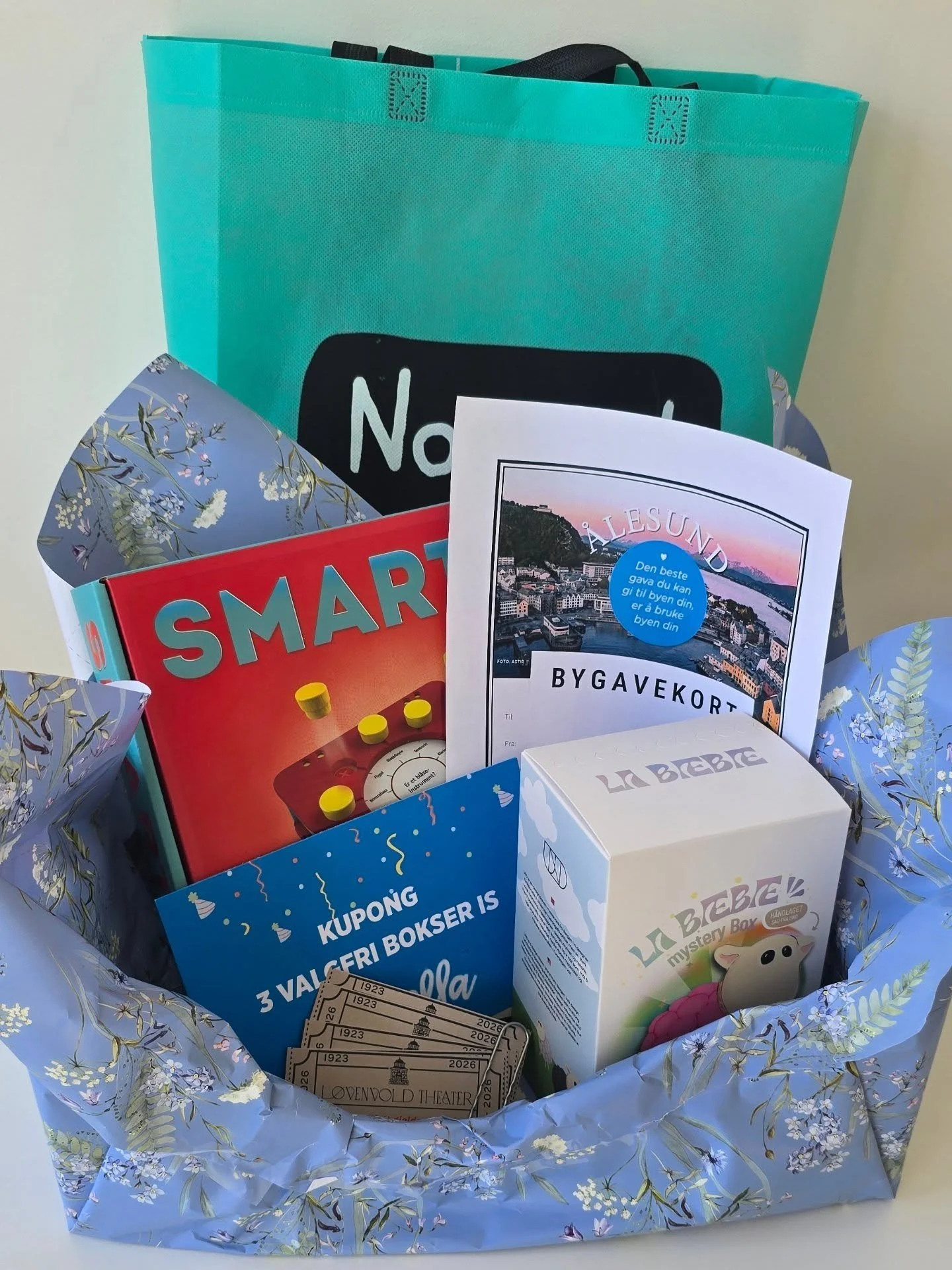 Byl&oslash;rdag og rebusl&oslash;p i byen 🎉 Dette m&aring; du bli med p&aring;! 🎉

Her kan du vinne en skikkelig god miks av premier:

DEN STORE BURSDAGSGAVEN INNEHOLDER:

🍦 3 bokser is fra Lamella
🧶 Den ber&oslash;mte LaB&aelig;B&aelig; fra Husf