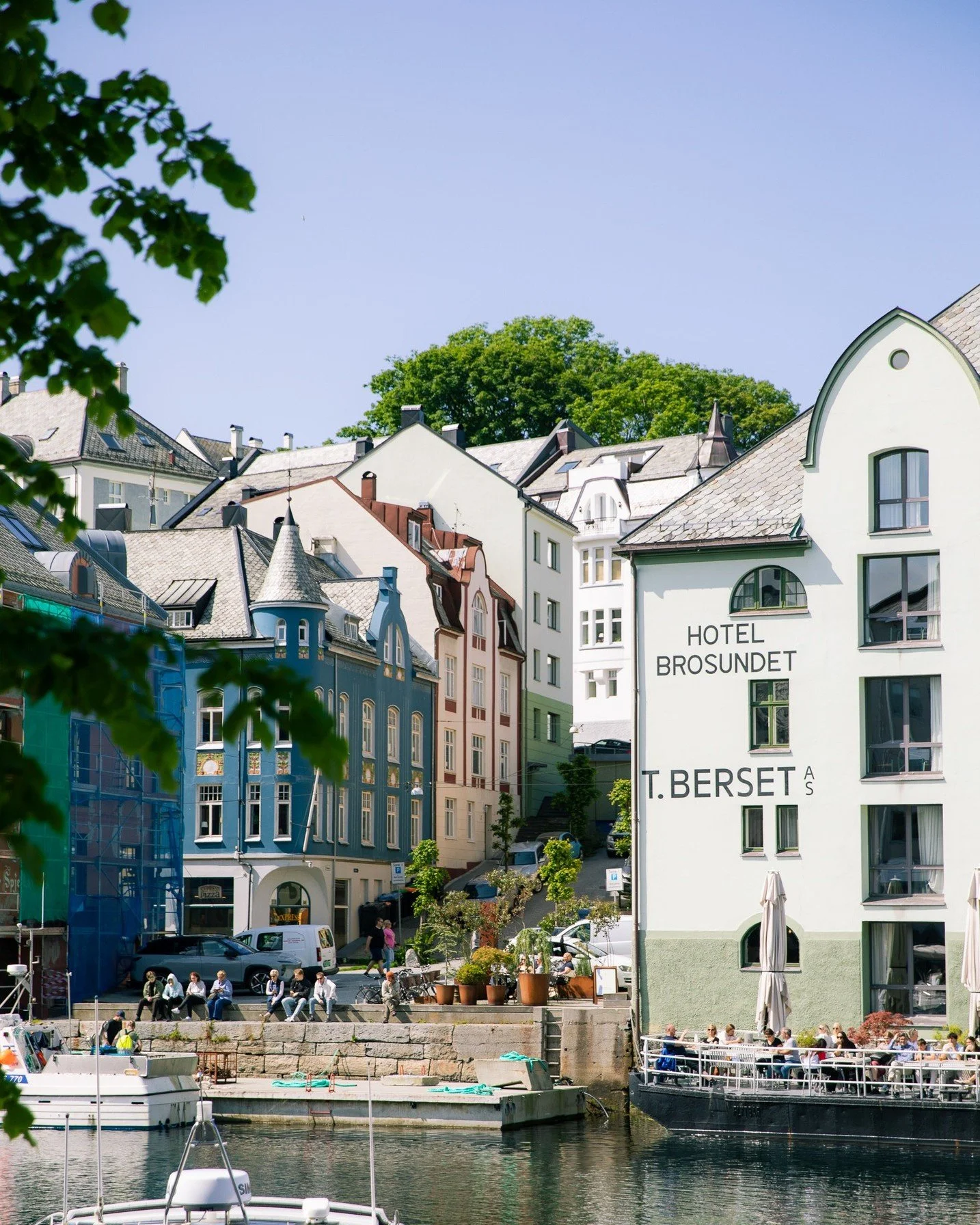 Klar for en deilig byl&oslash;rdag?

🌤️Byen str&aring;ler i dag og inviterer til lek og morro 🌸 13.april fyller &Aring;lesund 178&aring;r, og du er invitert med p&aring; feiringen i sentrum i dag 🥳 

Her blir rebusl&oslash;p med spennende premier,