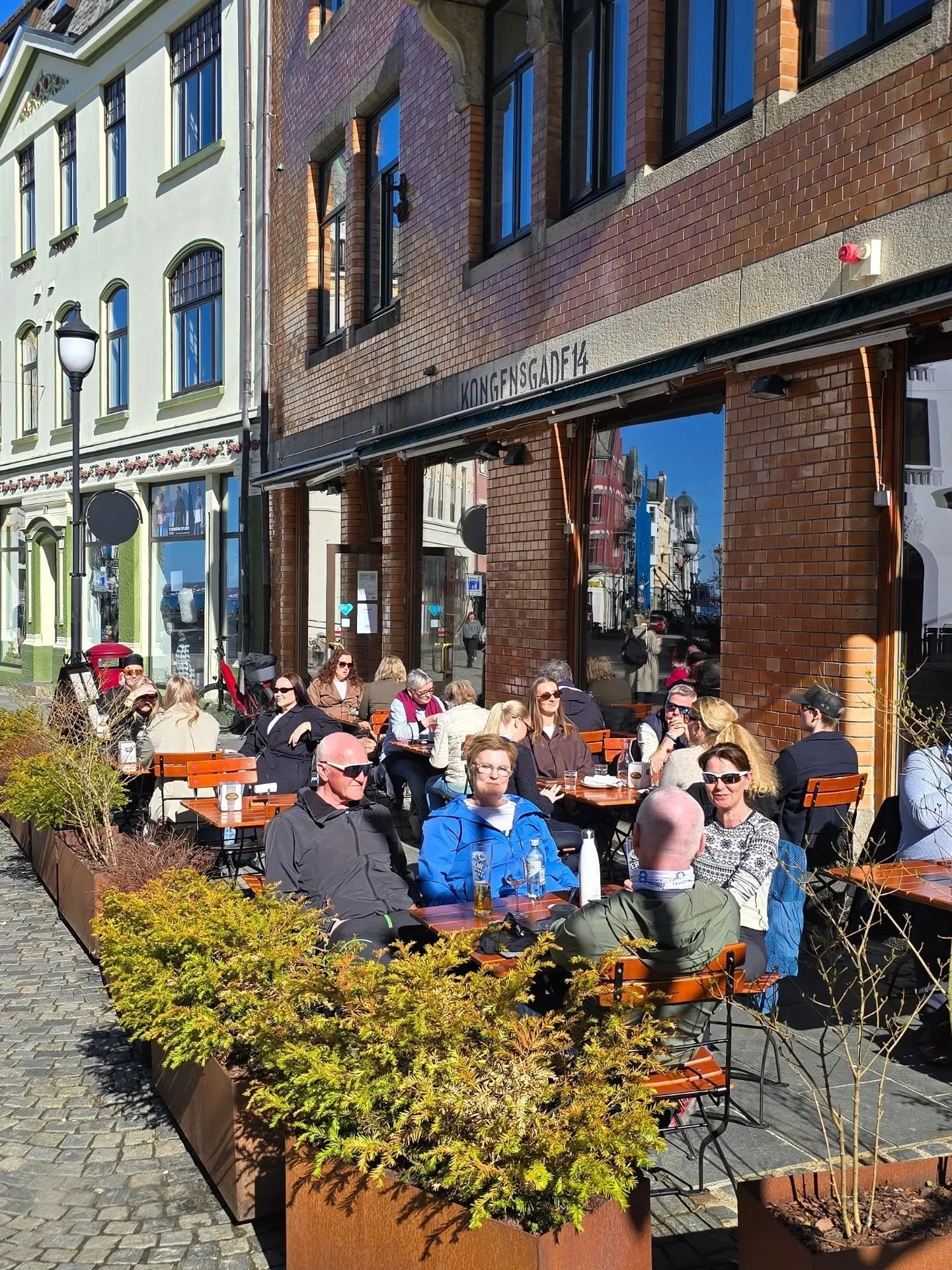 Byl&oslash;rdag i &Aring;lesund 🫶 Vi smaker virkelig p&aring; v&aring;ren denne helga ☀️ Sol i ansiktet, glade barn, fulle uteserveringer, is, ballonger, pirater og ansiktsmaling 🥰

Hva mer kan man &oslash;nske seg?
