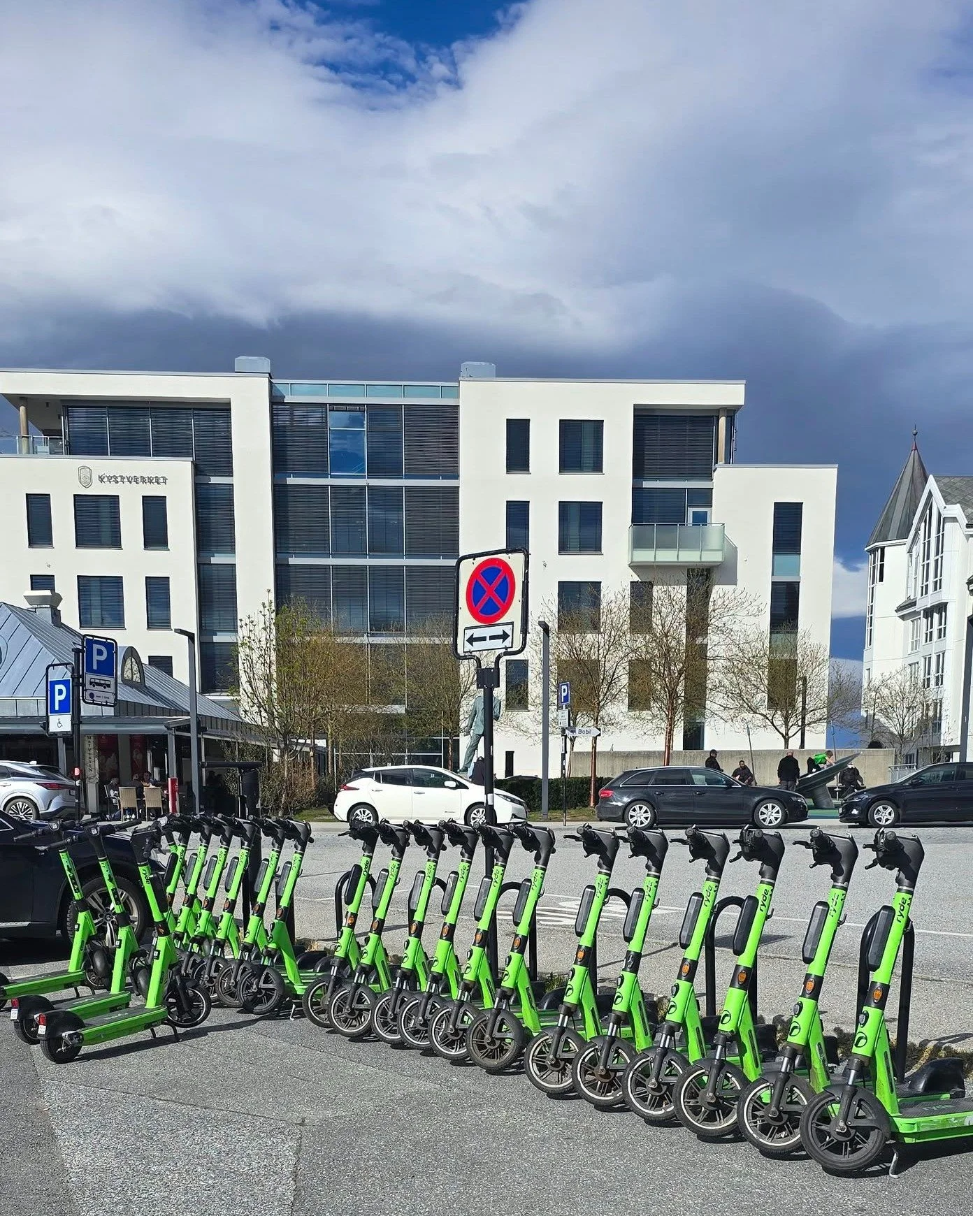 Har du sett de gr&oslash;nne sparkesyklene som har dukket opp rundt om i &Aring;lesund? 👀🛴

Da var de p&aring; plass, og med det f&aring;r byen en ny m&aring;te &aring; bevege seg p&aring; 🚶&zwj;♂️➡️🛴

Men hvordan fungerer det egentlig i praksis?