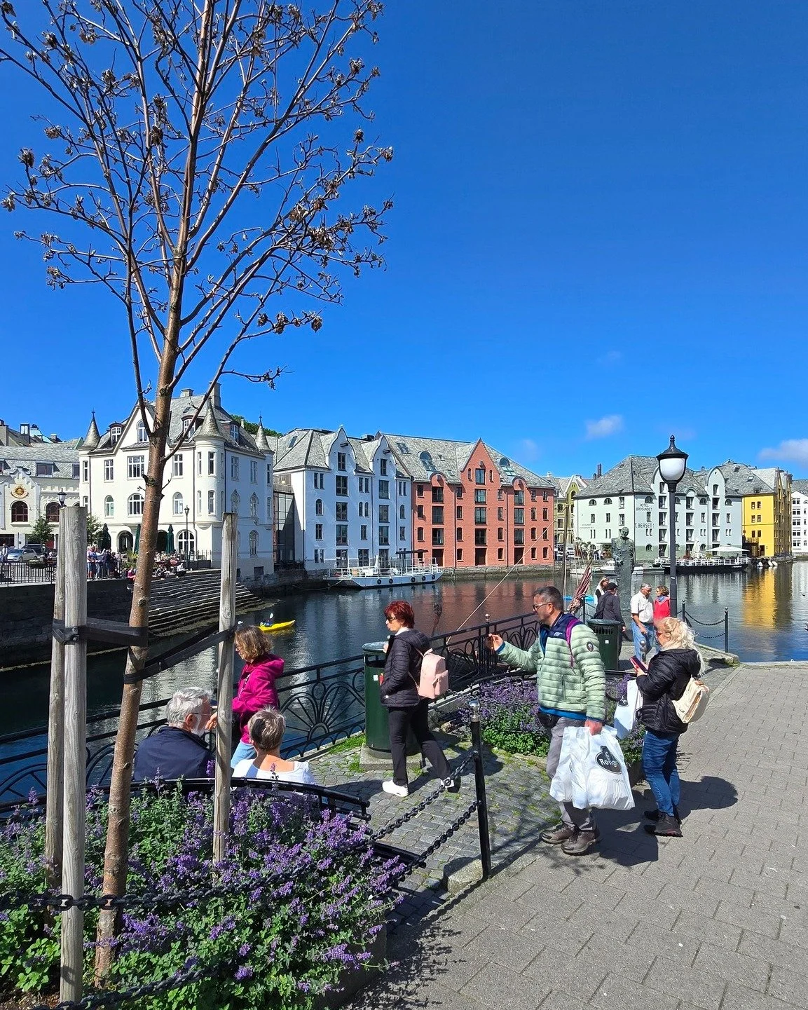 Tirsdag i &Aring;lesund 🌤 Byen v&aring;kner litt etter litt til for ei ny uke, kaffekoppene fylles og hverdagen er i gang igjen ☕ Det er noe fint med den roen som ligger i starten av uka &ndash; f&oslash;r tempoet virkelig setter seg. 

🛍️Kanskje d