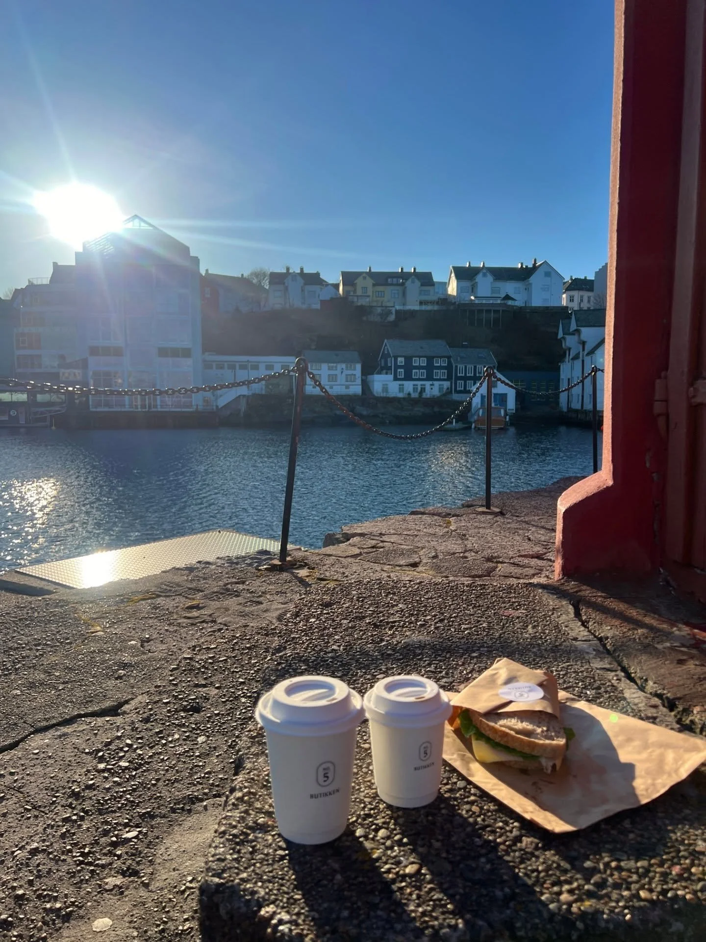 Midt i uka skjer det mye av det som egentlig betyr mest ✨

En hyggelig prat i butikken, et tilfeldig m&oslash;te i gata eller en liten kaffepause ☕

&Aring;lesund er full av disse &oslash;yeblikkene, sm&aring; stopp som gir dagen litt mer innhold. En