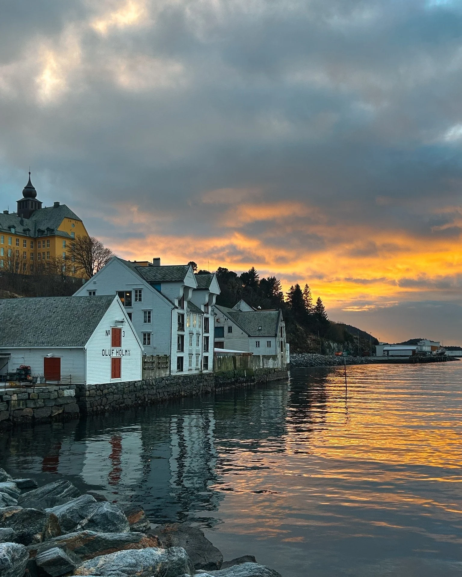 For ei deilig helg vi g&aring;r inn i byen folkens 🌤 &Oslash;nsker dere en riktig fin fredag ettermiddag!

Foto: Kateryna Zhulinska