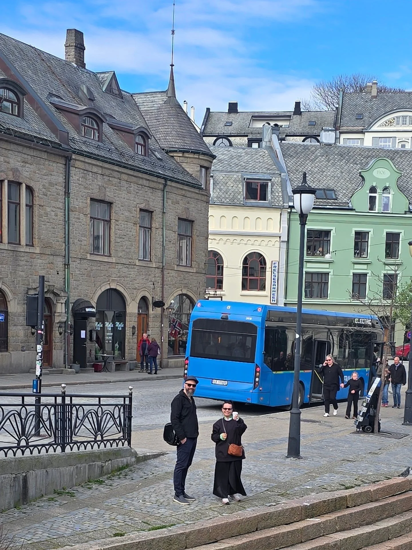 Kjentfolk i byen 🌸 Ta deg en tur da vel! 

En deilig spasertur med en kaffekopp i h&aring;nda er l&oslash;rdagsstemning nok i seg selv 🌤