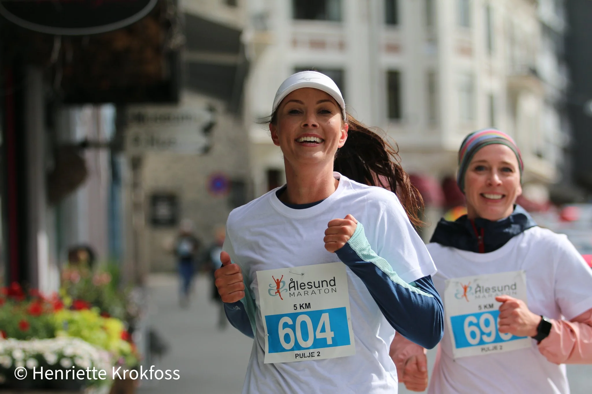 &Aring;lesund sentrum gj&oslash;r seg klar for folkefest 🏃&zwj;♀️💛

L&oslash;rdag 6. juni fylles byen med l&oslash;peglede, heiarop og liv n&aring;r &Aring;lesund Maraton 2026 g&aring;r av stabelen!

Dette er dagen hvor kollegaer, venner, familier,