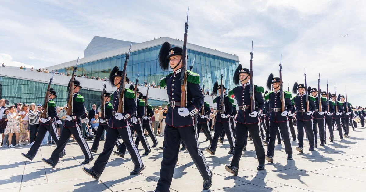 🎺 Hans Majestet Kongens Garde til &Aring;lesund! Er du klar for en dag du ikke vil g&aring; glipp av?

21. mai fylles &Aring;lesund sentrum med musikk, presisjon og skikkelig g&aring;sehud n&aring;r Hans Majestet Kongens Garde kommer til byen!

Her 