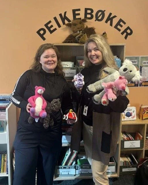 L&oslash;rdag 9. mai er det bare &aring; ta med barna til byen 💛

F&oslash;rst kan dere stikke innom Lekebyttedagen p&aring; &Aring;lesund bibliotek kl. 12&ndash;14 &ndash; lever inn leker dere ikke bruker, og finn nye skatter helt gratis ♻️🧸

Dere