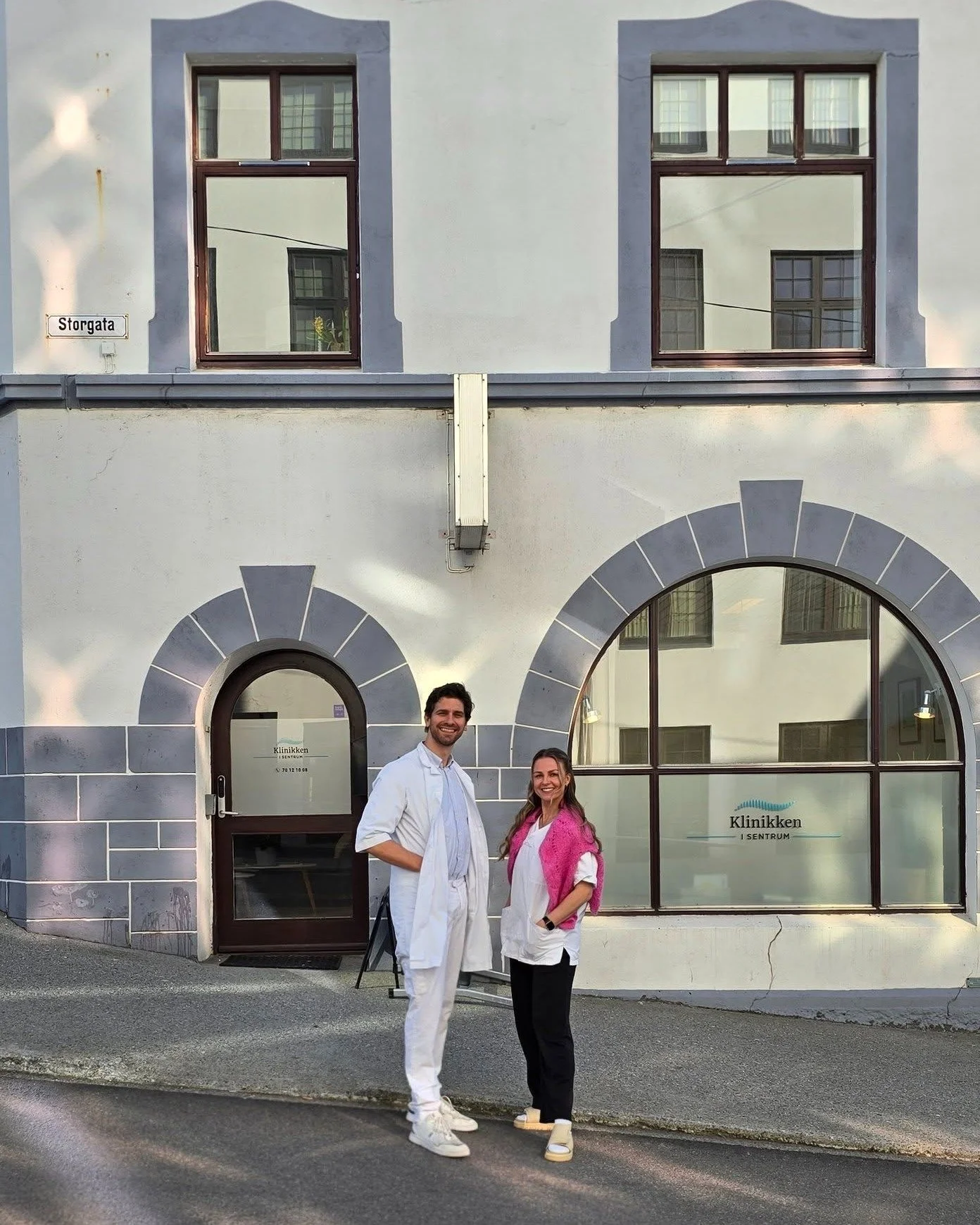 Velkommen til Klinikken i Sentrum &ndash; nytt medlem i &Aring;lesund Sentrumsforening 💛

Midt i byen, i Lihauggata 8, m&oslash;ter du et faglig sterkt team som jobber helhetlig med kroppen, med fokus p&aring; trygghet, forst&aring;else og varig bed