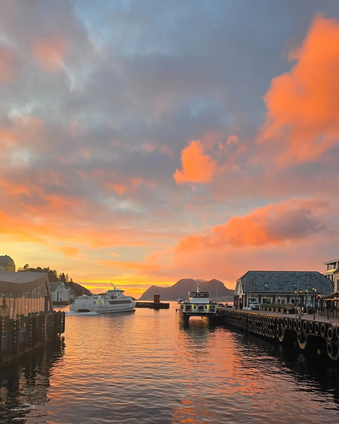 S&aring; kom det duskregn og det skyer over 🌦️ Men for noen flotte dager april har bydd p&aring;! 

N&aring;r byen soler seg i v&aring;r kan man oppleve magiske &oslash;yeblikk om man rusler en tur langs sj&oslash;kanten i byen 🌤