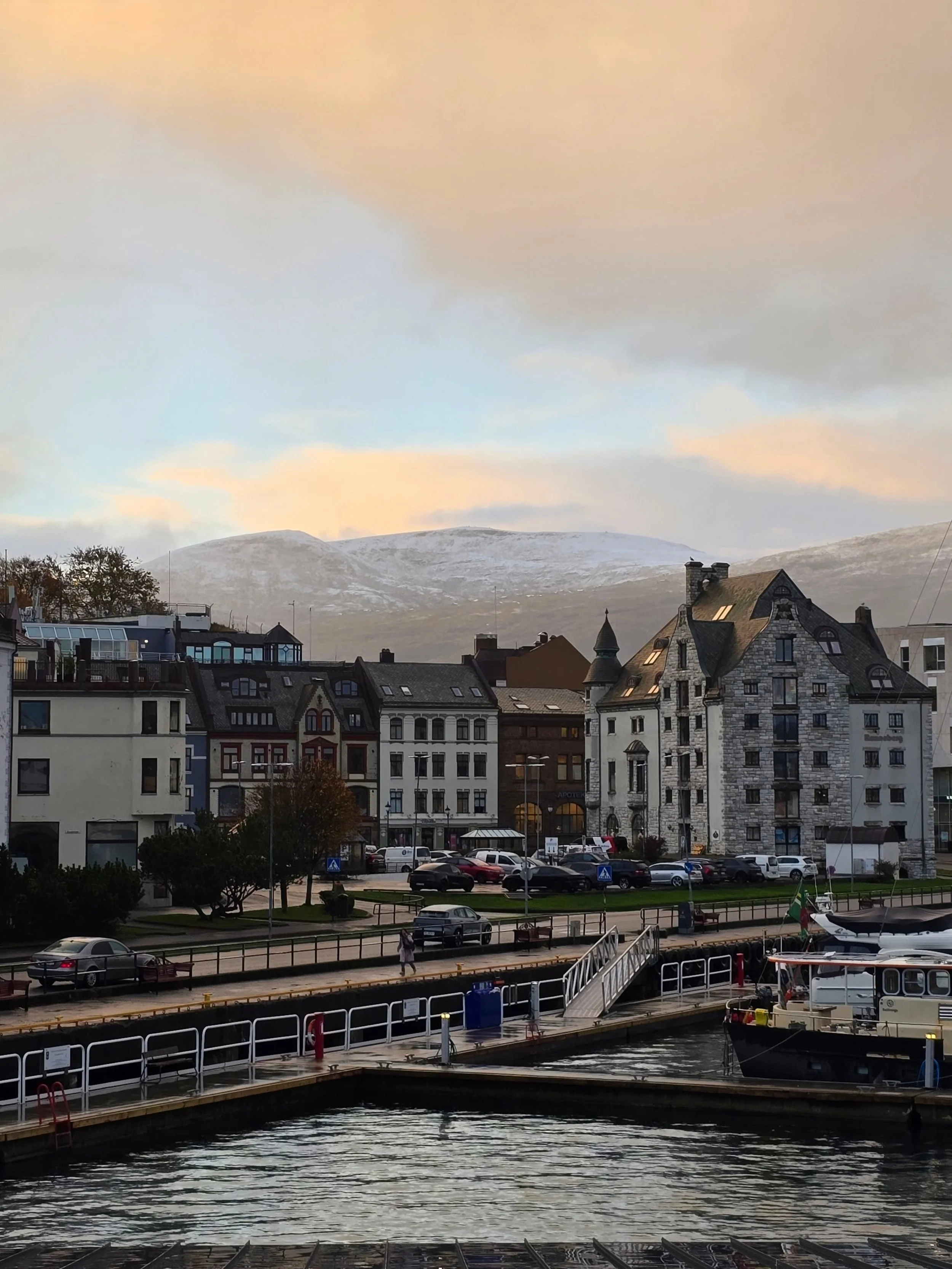 En l&oslash;rdag med skiftende skydekke 🌦 V&aring;knet du til sn&oslash; i dag eller regn ☃️

Sunnm&oslash;re alts&aring; 🫶 Akkurat n&aring;r du trodde v&aring;ren hadde kommet for fullt 🌸🫢