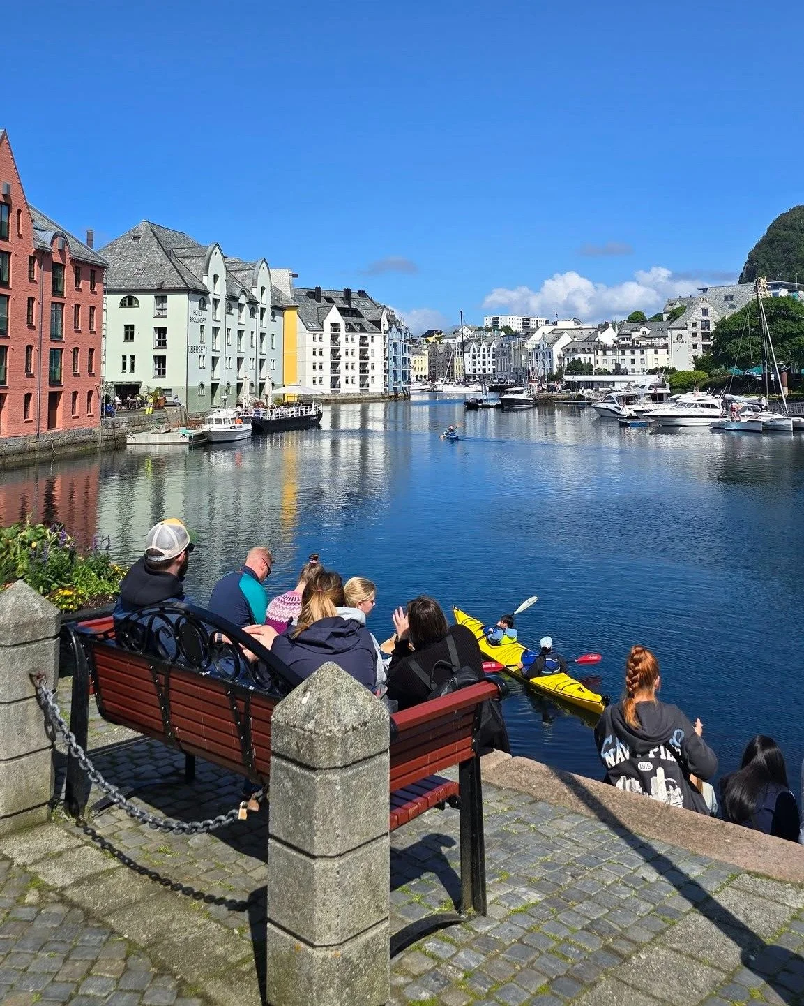 Mandag i byen, og vi g&aring;r ei kort uke i m&oslash;te ✨ Sola er tilbake og vi kan nyte en kopp kaffe samtidig som sola varmer i ansiktet 🌤