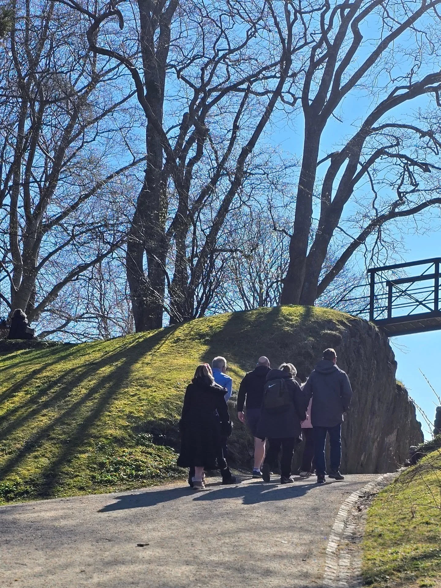 Hva med en deilig tur i byparken midt i uka? Sola skinner og mai n&aelig;rmer seg med stormskritt 🌤🌸