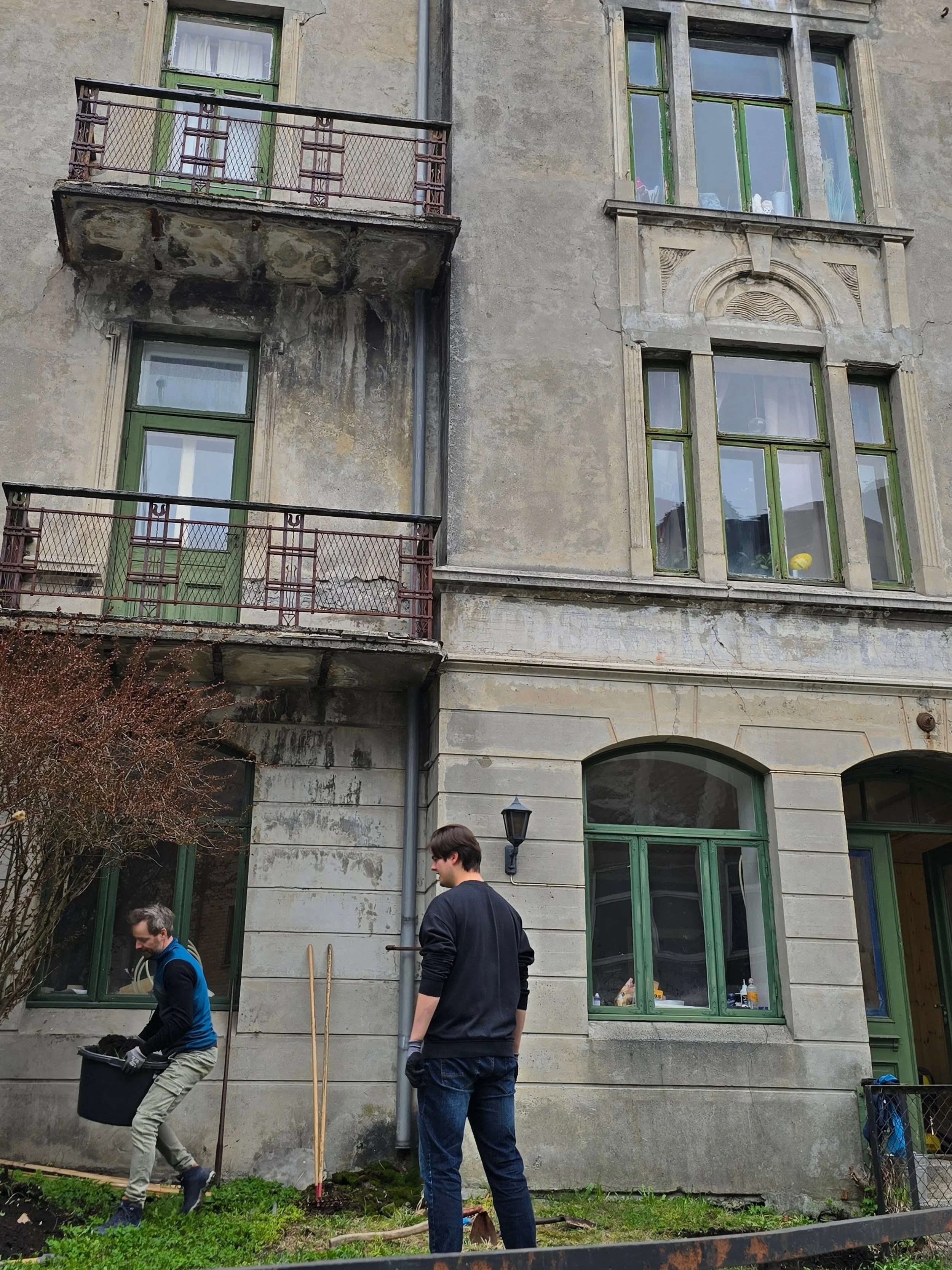 Noen har kanskje lagt merke til litt ekstra aktivitet rundt Bakkehuset i april 👀

Der har gjengen i Explore &Aring;lesund v&aelig;rt godt i gang med &aring; gj&oslash;re klart til sesongstart &ndash; og de planlegger kaf&eacute; med enkel servering 