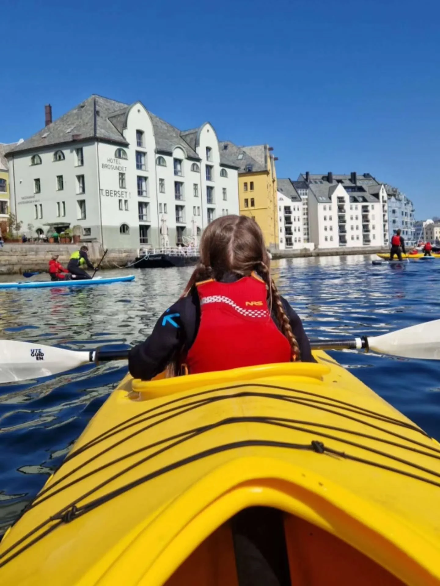 Til helga er det Barnas Dager i sentrum, og torsdag inviterer Uteguiden til SUP og Kajakk for barna 🛶🏄

I &aring;r samler vi inn penger til Sykhusklovnene 🤹&zwj;♀️, vil du v&aelig;re med &aring; bidra s&aring; spleis et valgfritt bel&oslash;p som 