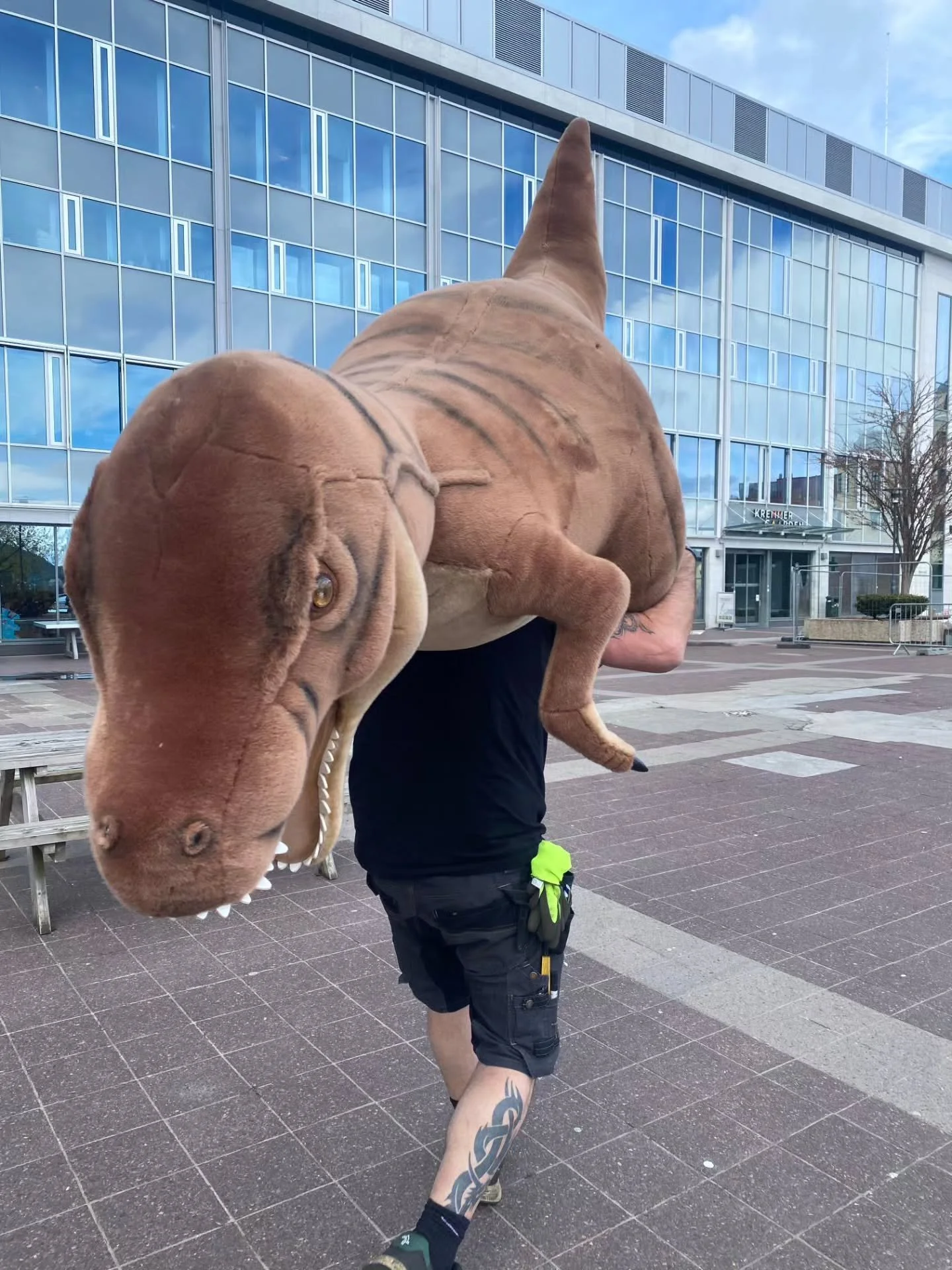 Hava skjer her folkens?! 🦧

Jo, det er bare @nf_aalesund som flytter inn Bamsesykehuset hos @kremmergaarden 🤩

Ta med bamsen din og bes&oslash;k de l&oslash;rdag 9.mai kl 12-15 🩹🧸