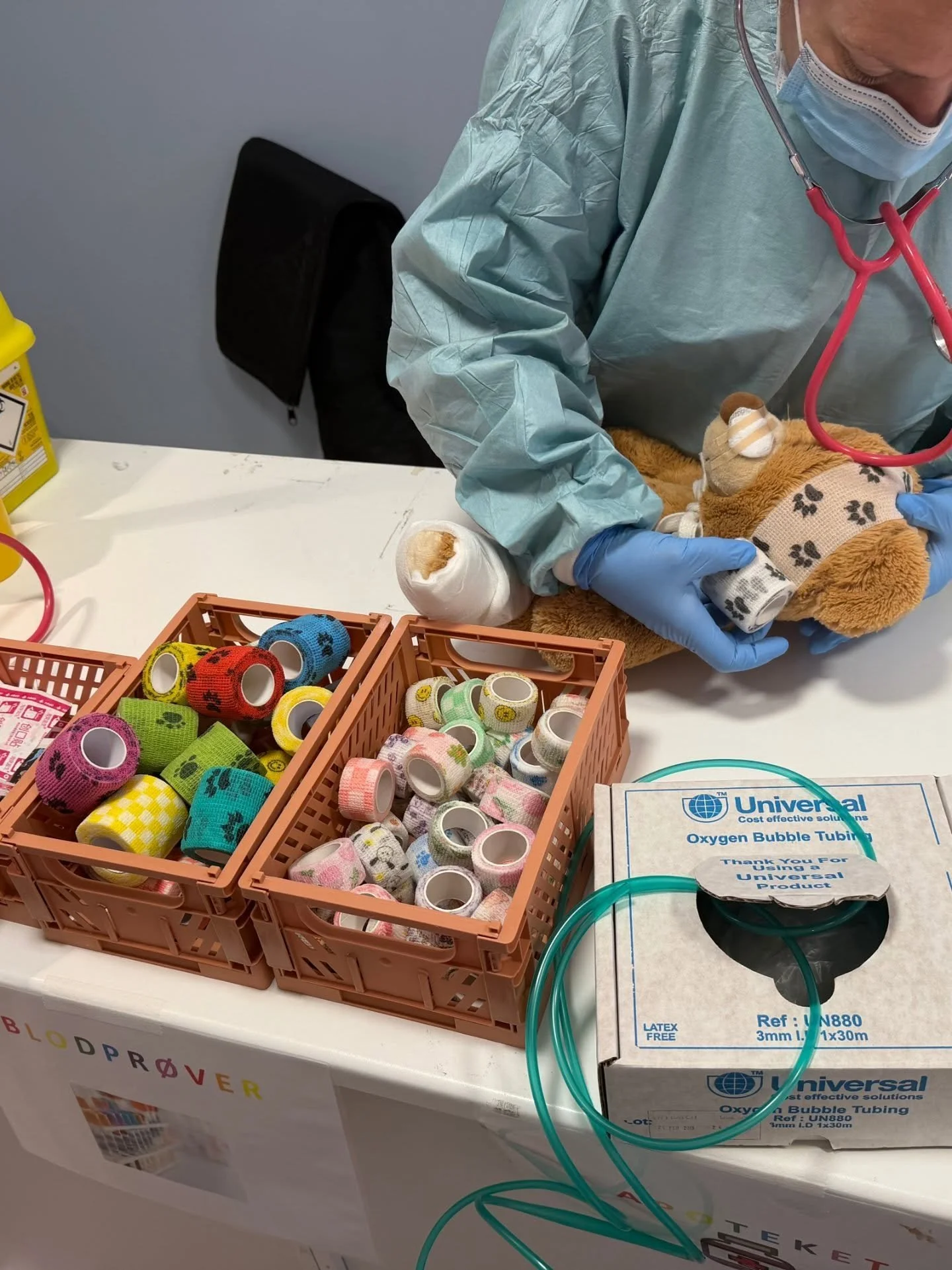 🩹 Trenger bamse litt f&oslash;rstehjelp? @nf_aalesund st&aring;r klar p&aring; @kremmergaarden i morgen, l&oslash;rdag fra kl. 12-15! 🧸🩺

Barnas dager samler ogs&aring; inn midler til @sykehusklovnene bli gjerne med p&aring; aksjonen du ogs&aring;
