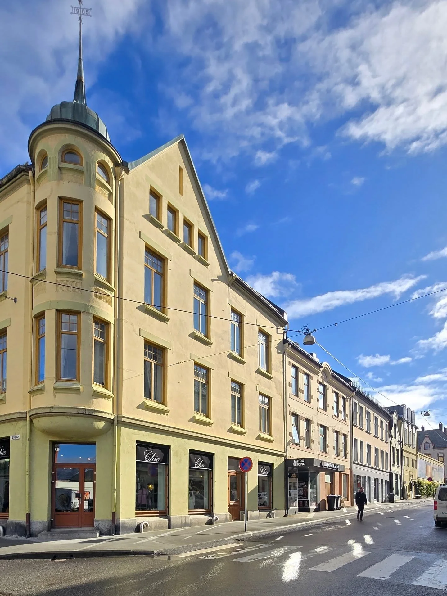 Sola st&aring;r opp og ny dag gryr 🌤 Mai byr p&aring; nok ei kort uke, s&aring; her er bare &aring; henge i stroppa og gj&oslash;re siste innspurt f&oslash;r 17.mai 🇧🇻