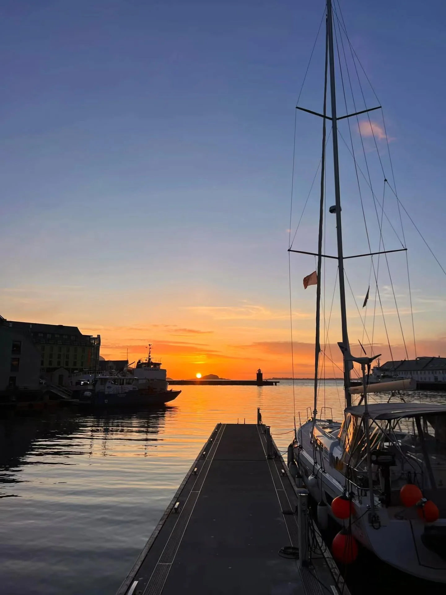 God helg fra byen 🌅 N&aring; kan vi kjenne at vi g&aring;r sommeren i m&oslash;te 🌸
