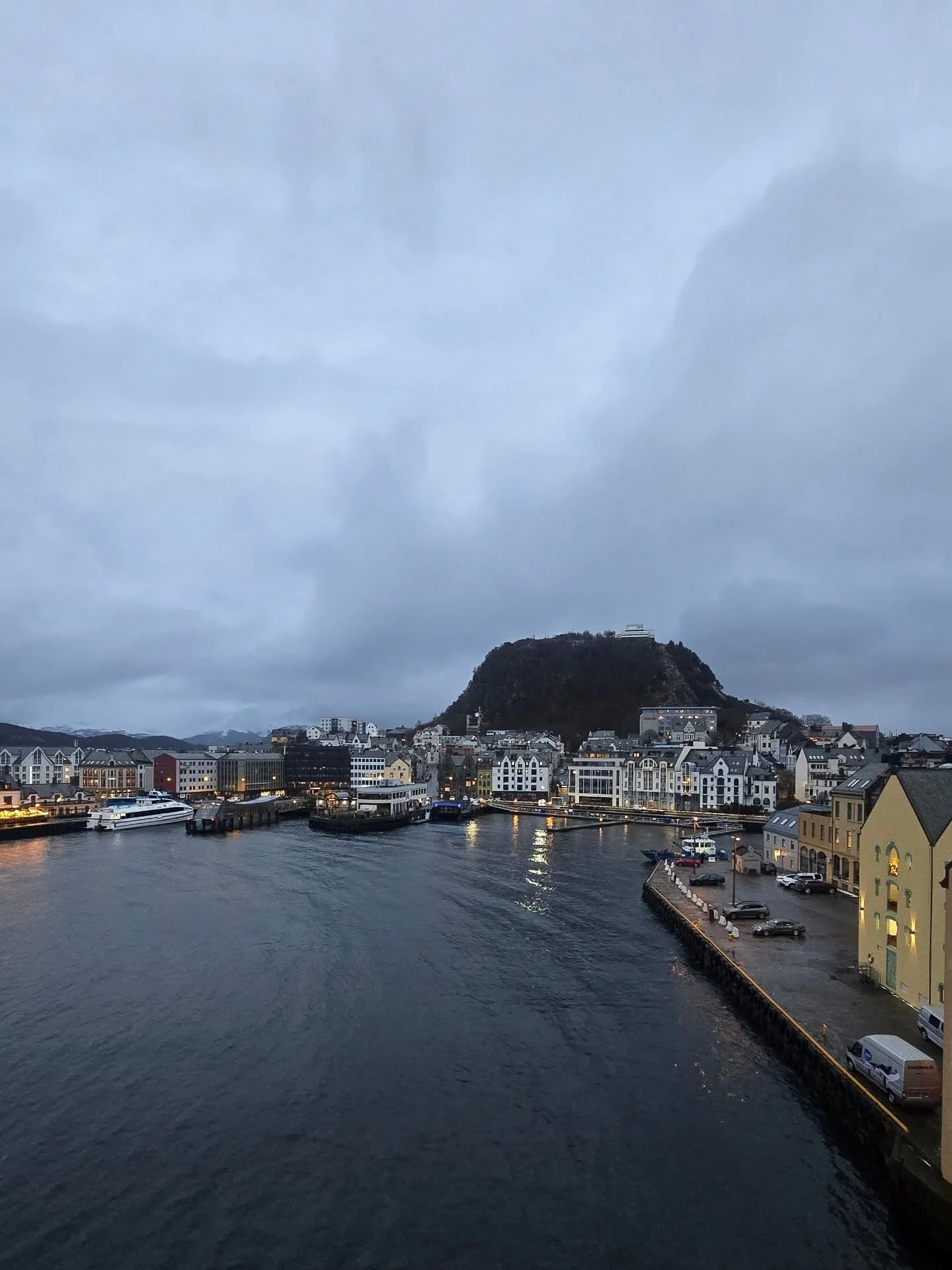 I dag regner det tungt over byen, men vi krysser fingrene for at v&aelig;rmeldingene har rett i at det skal klarne opp til helga 🌤🇧🇻