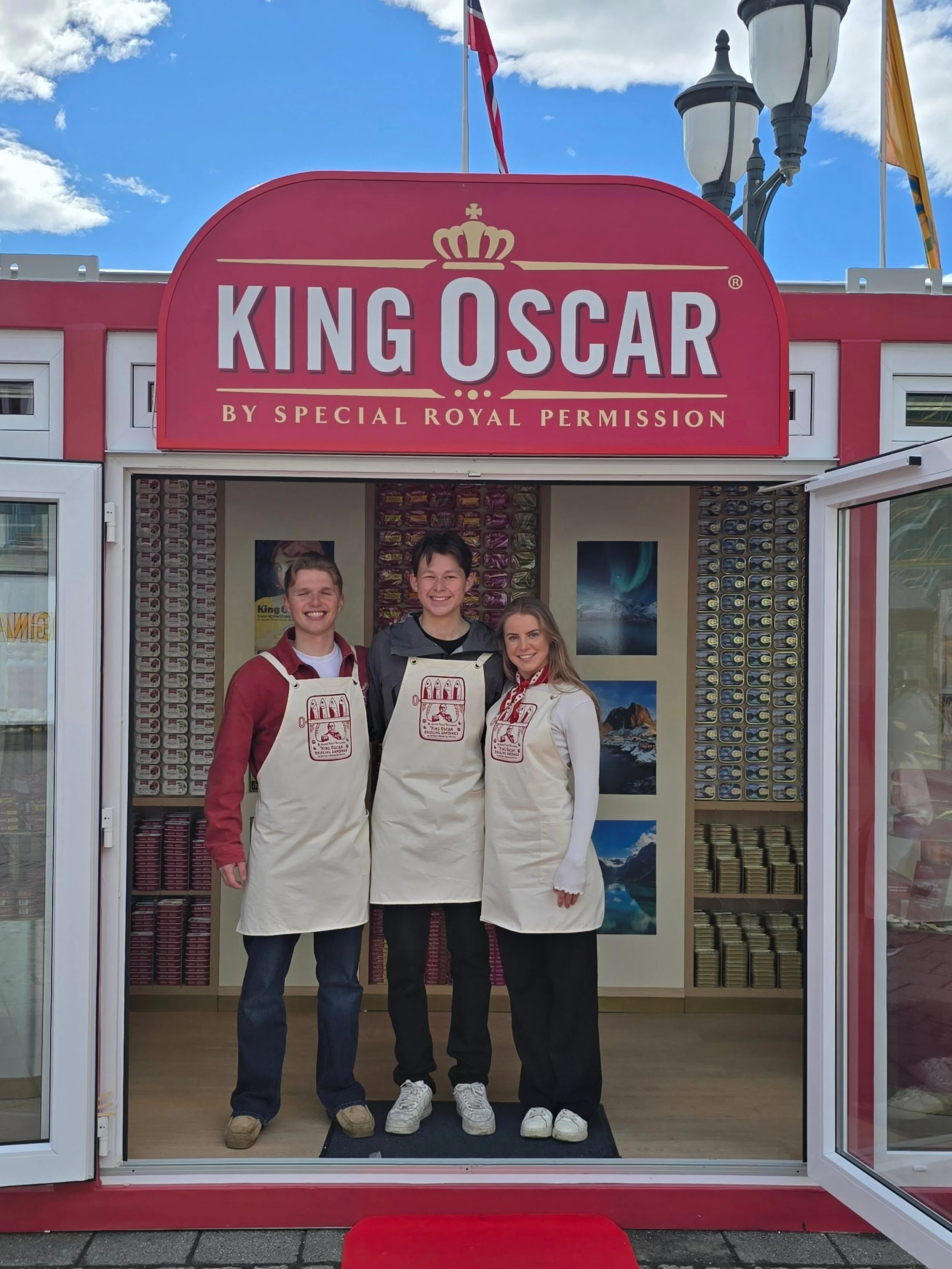 S&aring; stas for &Aring;lesund 🤩🐟

King Oscar &aring;pnet sin andre brand store i &Aring;lesund i dag 🎉

Verdens f&oslash;rste King Oscar brand store &aring;pnet i Bergen, og n&aring; er nummer to p&aring; plass her i &Aring;lesund 🙌 Siste insta