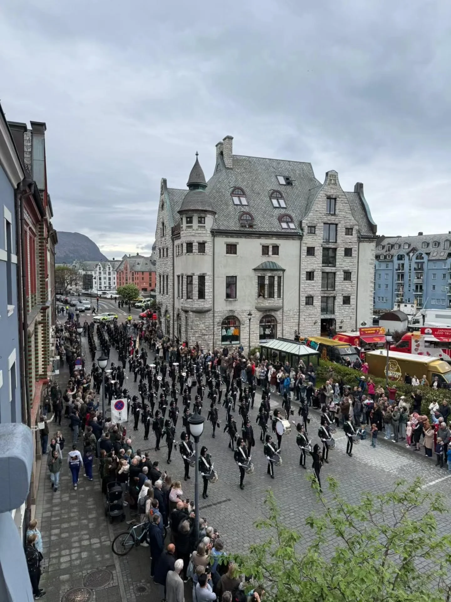 I dag fikk &Aring;lesund storfint bes&oslash;k av @hmkongensgarde ✨️ En fantastisk parade gjennom byen med avsluttende musikk og drillshow p&aring; St.Olavsplass🎼

N&aring; g&aring;r turen videre til neste stopp p&aring; programmet: Fullsatt festkon