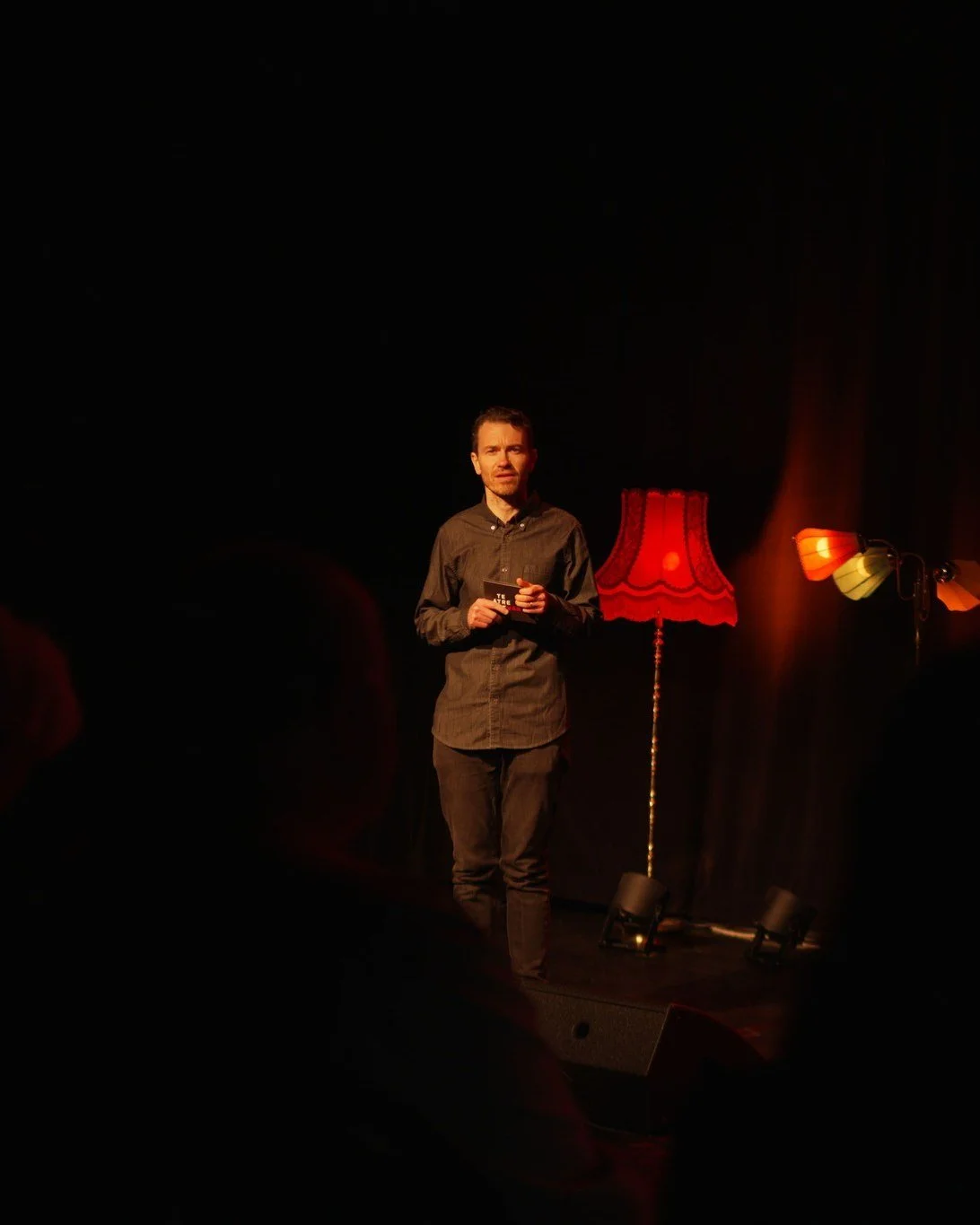 🎭 H&oslash;sten p&aring; Teatret V&aring;rt byr p&aring; store teateropplevelser i &Aring;lesund!

Denne h&oslash;sten venter b&aring;de sterke historier, familieforestillinger, urpremierer og humoristiske f&oslash;rjulskvelder p&aring; scenen 🎟️✨ 