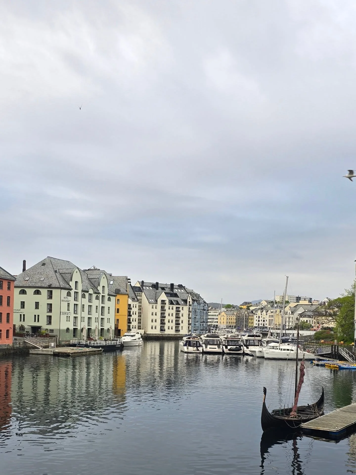 Juni i &Aring;lesund 🌤 Gr&aring;v&aelig;rskyer og sm&aring; drypp p&aring; en tirsdag, perfekt for en kopp kaffe inne p&aring; en lun kaf&eacute; i lunsjen 🫶