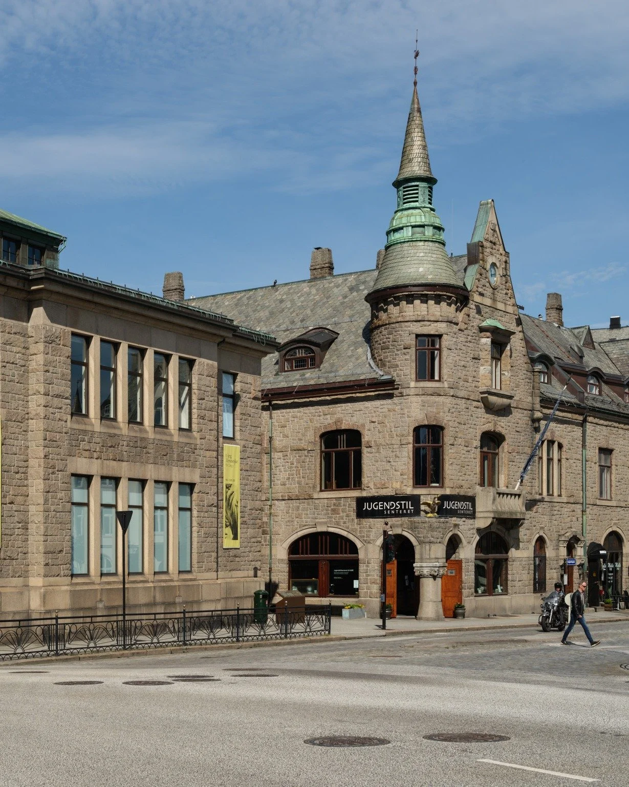 🏛️ Visste du at noen av &Aring;lesunds vakreste detaljer skjuler seg bak d&oslash;rer de f&aelig;rreste av oss g&aring;r gjennom?

6. og 7. juni inviterer Jugendstilsenteret og KUBE til Jugendstildagene &ndash; en helg der du kan oppleve byen p&arin
