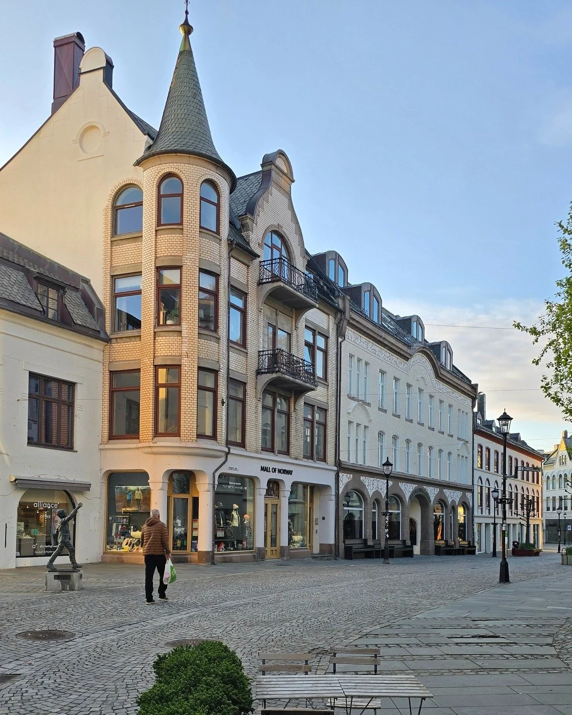 ☕ Noen ganger er det nok med en liten pause.

En kopp kaffe i sola, en tur langs Brosundet eller litt vind i h&aring;ret p&aring; vei over Hellebroa. Kanskje en liten titt innom en favoritt butikken eller bare vindushoppe litt. 

Byen trenger ikke al