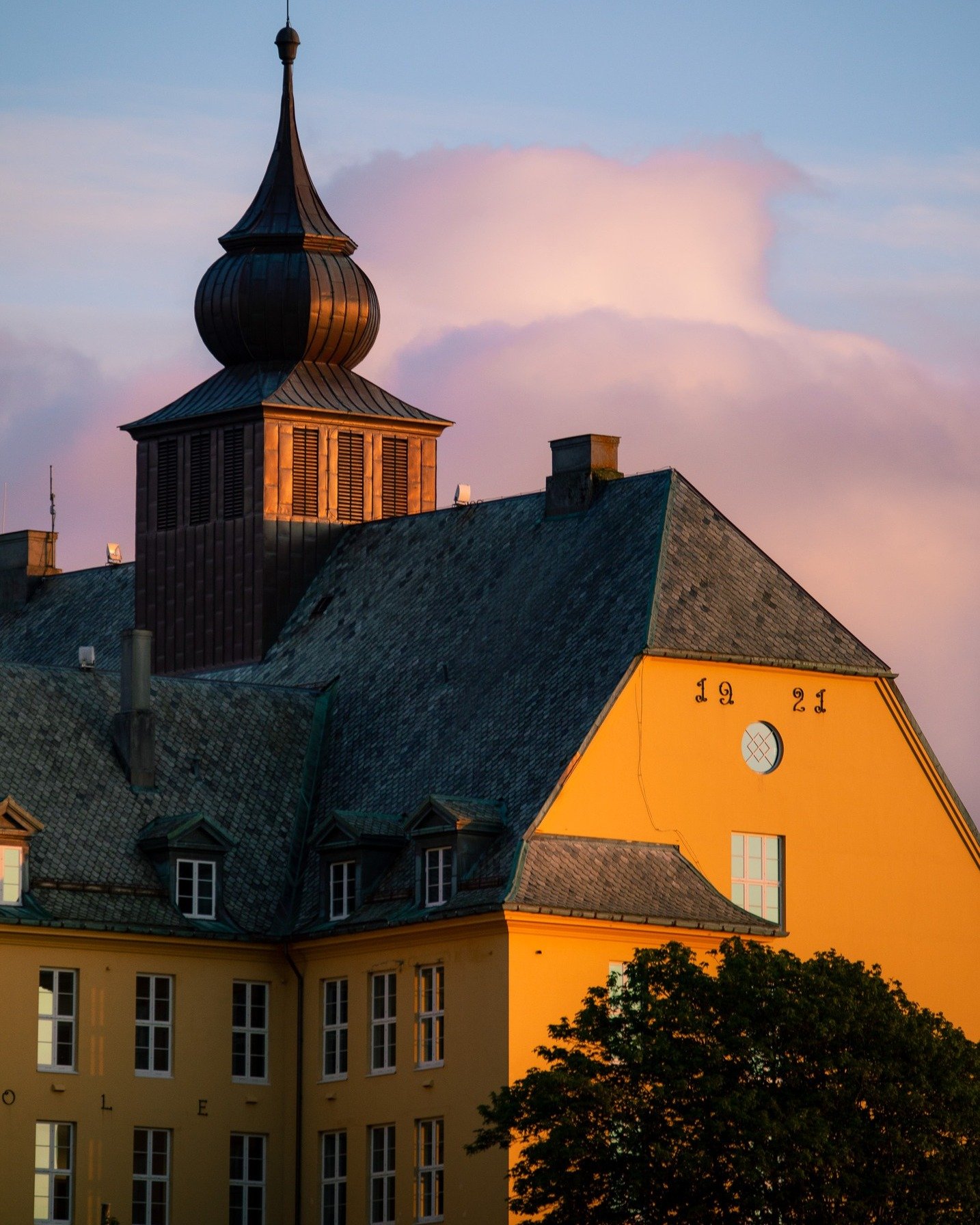 🏛️ Visste du at mye av det som gj&oslash;r &Aring;lesund unik, finnes rett over hodene v&aring;re?

Vakre spir, utsmykkede fasader, sm&aring; detaljer i stein og ornamenter som har st&aring;tt her i over hundre &aring;r. Vi g&aring;r forbi dem hver 