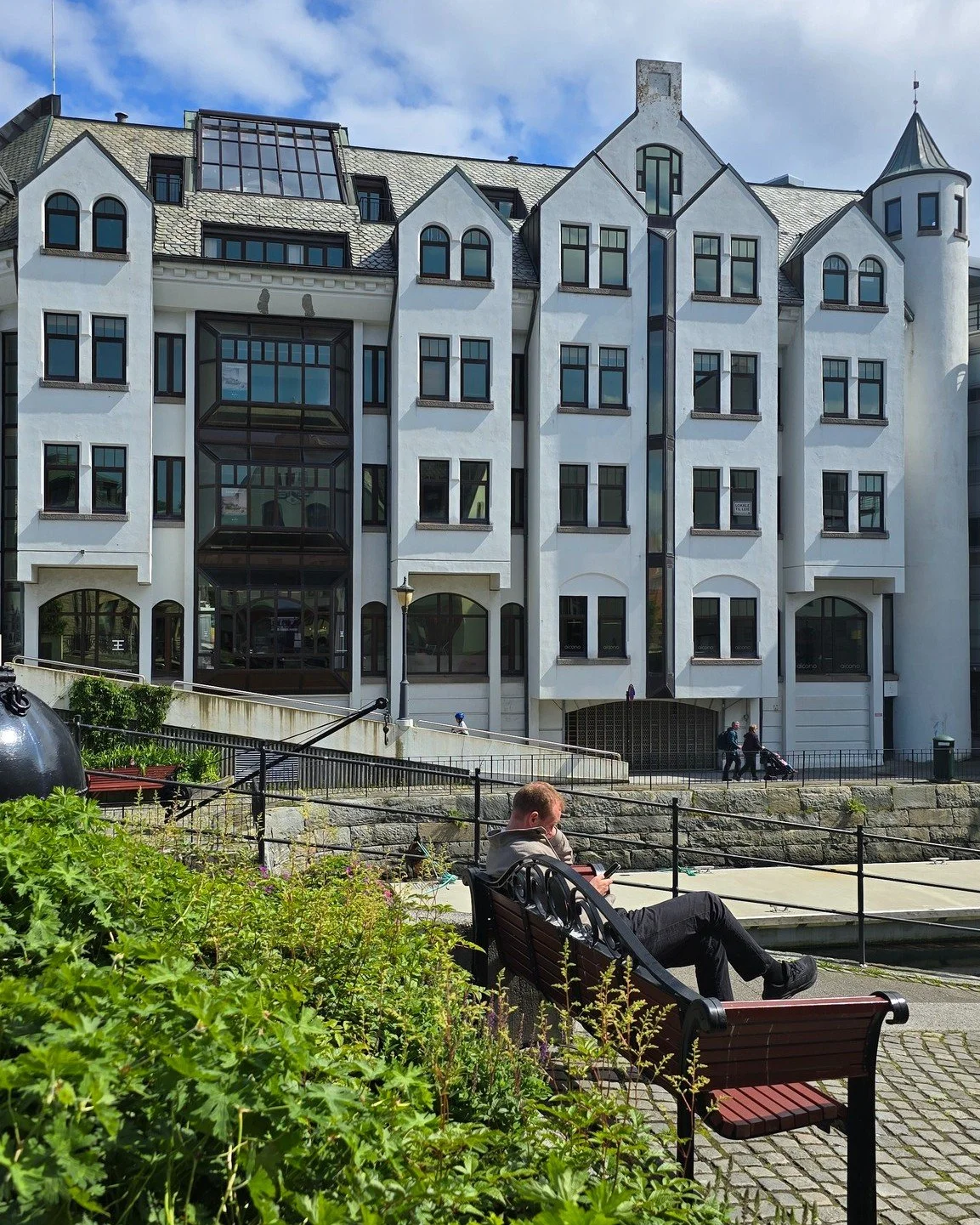 🌿 &Aring;lesund sentrum er full av sm&aring; steder som ikke alltid havner p&aring; postkortene.

En benk med utsikt mot Brosundet. En rolig krok i Byparken. En trapp ned mot sj&oslash;en. Et bord i solen mellom byg&aring;rdene. De sm&aring; pausene