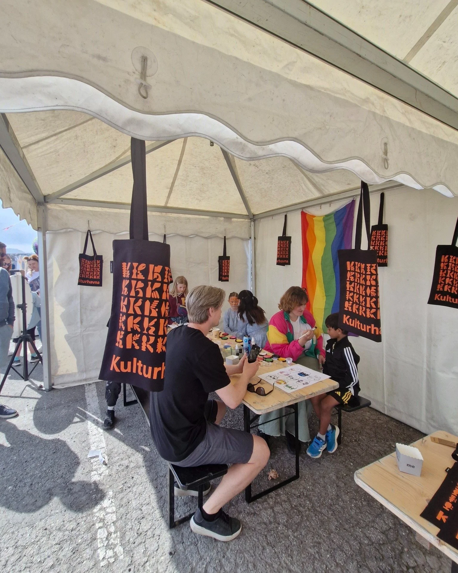 💚 Neste l&oslash;rdag inviteres hele byen til nabolagsfest p&aring; Asp&oslash;ya!

Korps, aktiviteter, kunst, mat, fellesskap og konsert med BLVCK CHILD st&aring;r p&aring; programmet n&aring;r Kulturhavna fylles med liv og gode opplevelser for hel