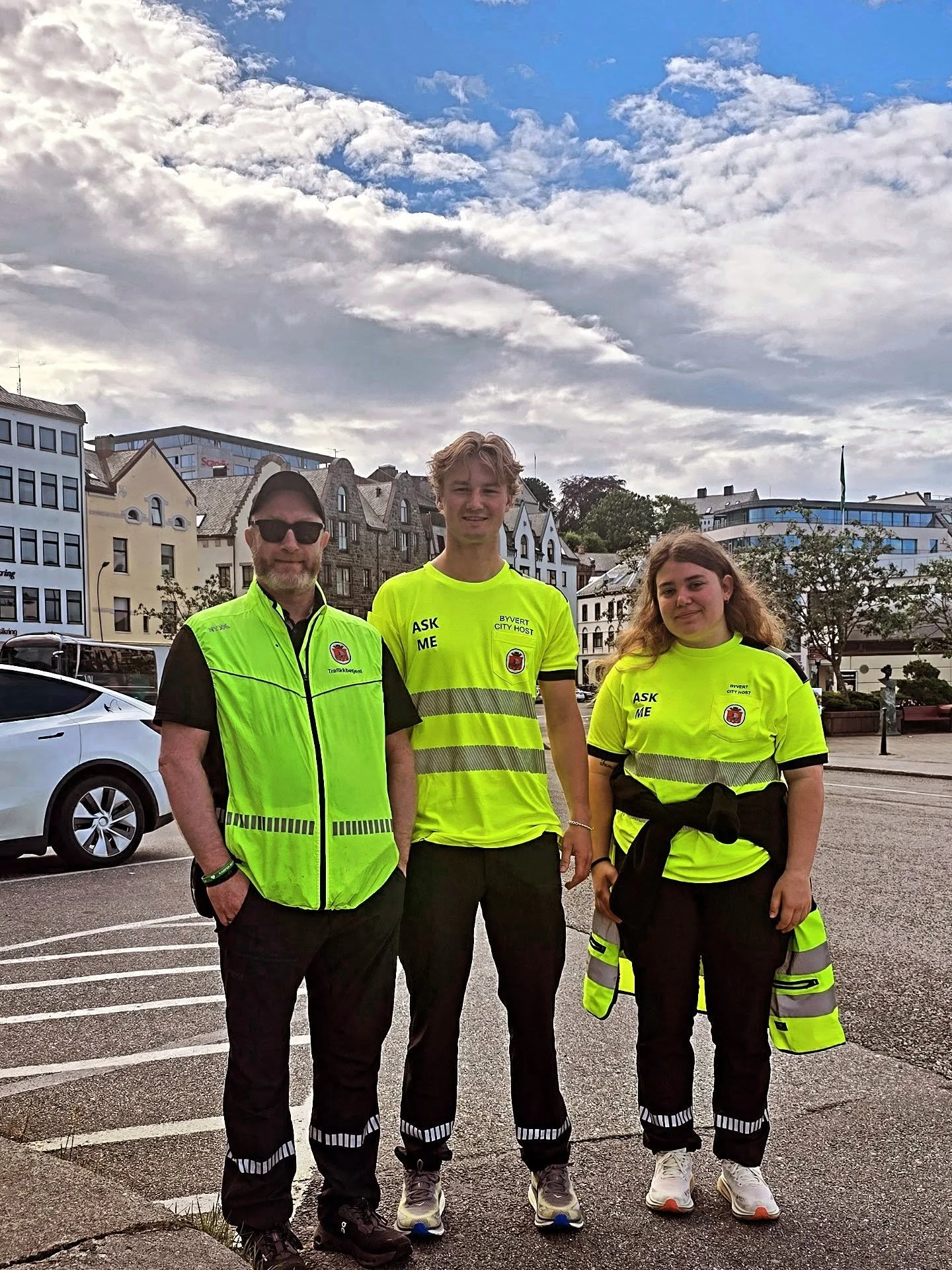 N&aring; er &aring;rets byverter p&aring; plass i sentrum 💛☀️

Gjennom hele sommeren vil du m&oslash;te Julie og Jakob rundt omkring i bybildet &ndash; klare til &aring; hjelpe b&aring;de bes&oslash;kende og lokale med et smil 😊

Enten du trenger h