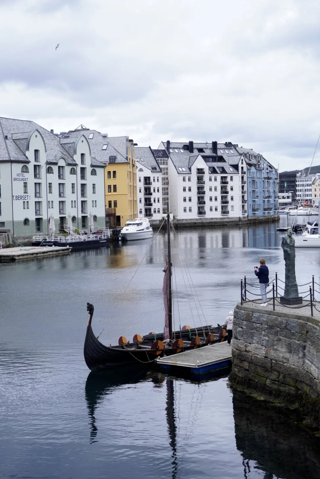 Hva er Ålesund sentrum kjent for?