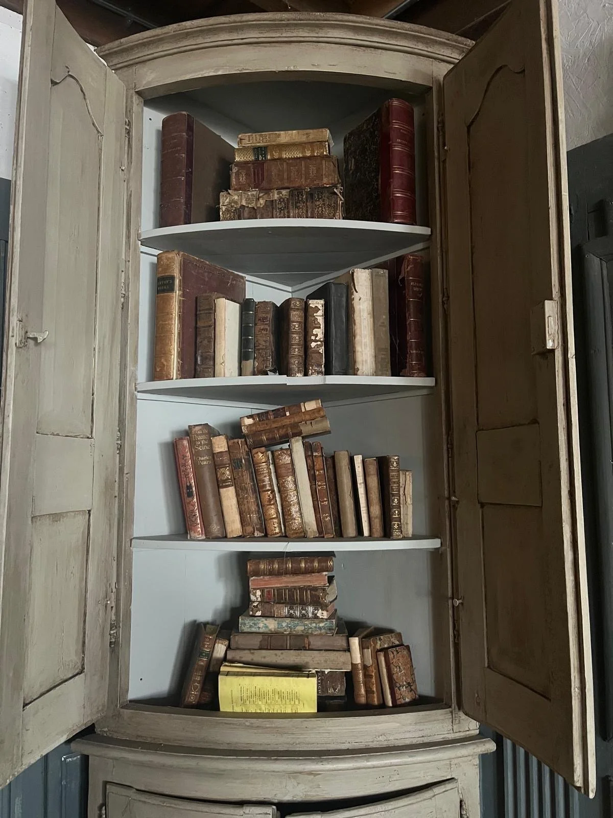 Corner cupboard(1).JPG