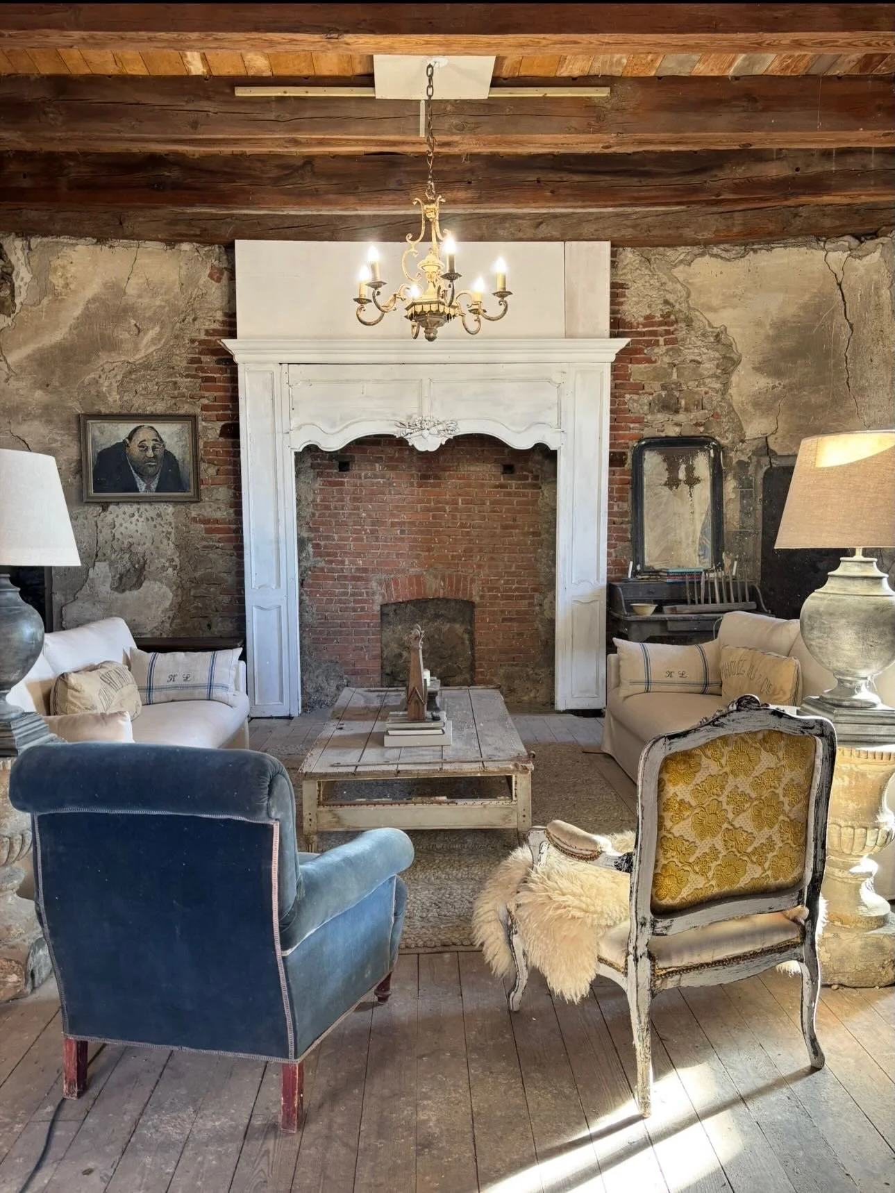 Castle Sunday - sometimes you need to look back at how far you&rsquo;ve come

#chateau #interiordesign #renovation #frenchantiques #worldofinteriors