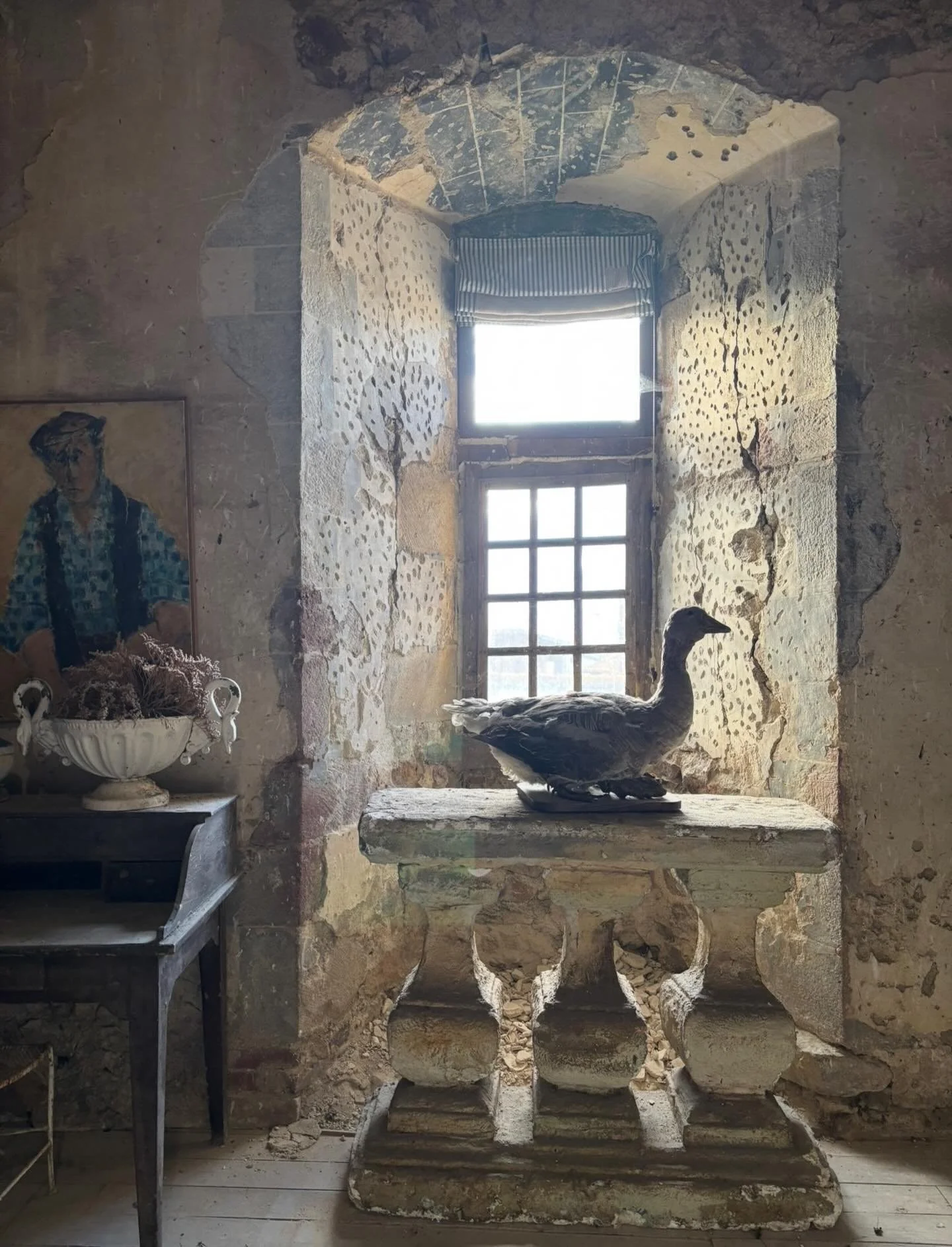 We&rsquo;ve decided to sell this console table it will be coming back to the UK - other items not for sale

#chateau #chateaudiy #interiordesign #frenchinteriors #worldofinteriors