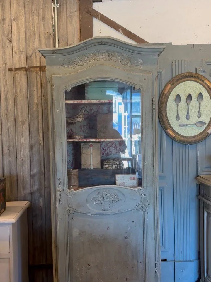 When the inside is possibly more beautiful than the outside

201cmH x 84W x 51D

#frenchantiques #interiordesign #frenchinteriors #interiorstyling #toiledejouy