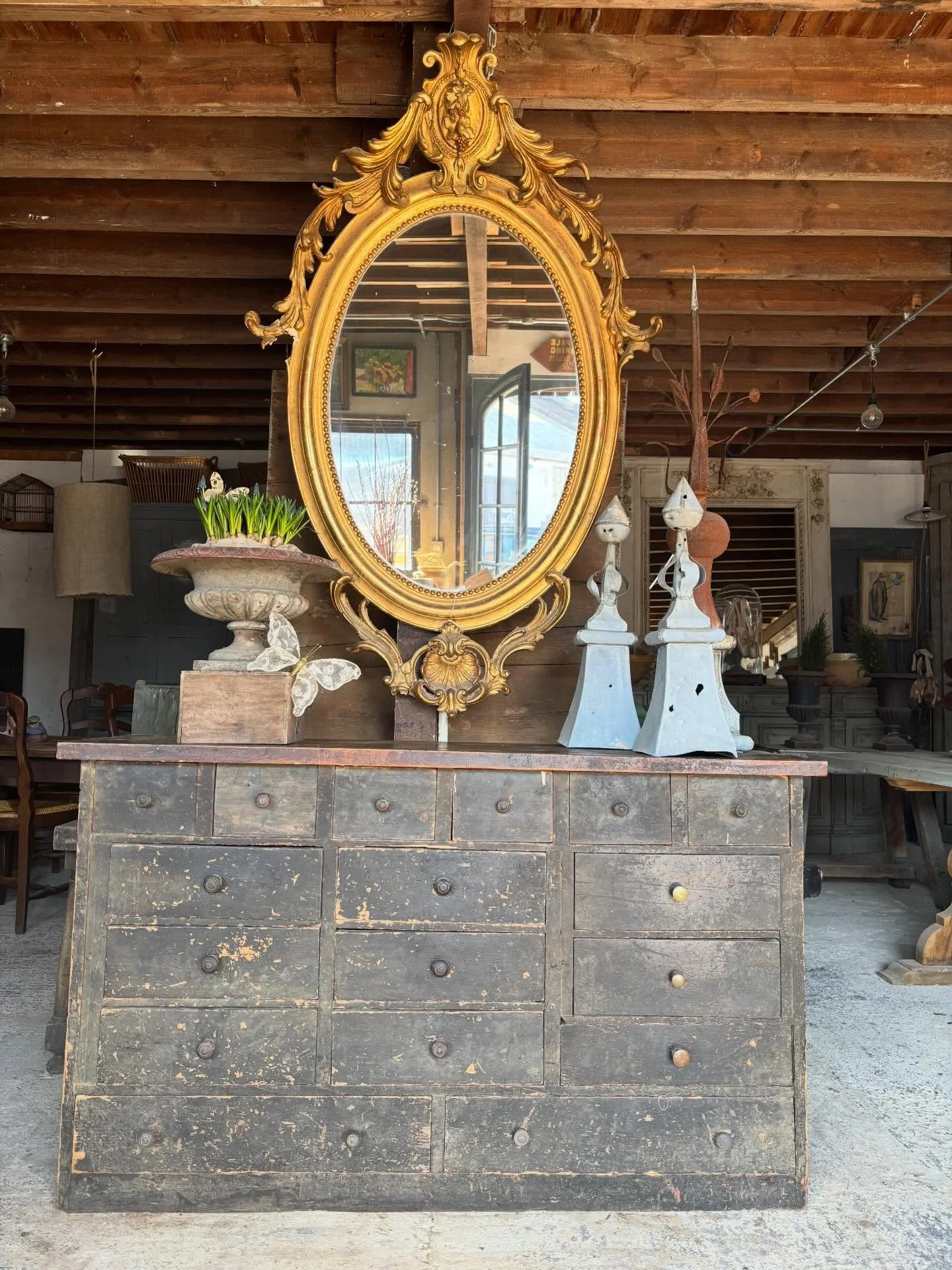 A glorious bank of drawers 

148cmL x 86H x 47D

#frenchantiques #interiordesign #frenchinteriors #paintedfurniture #antiqueshop