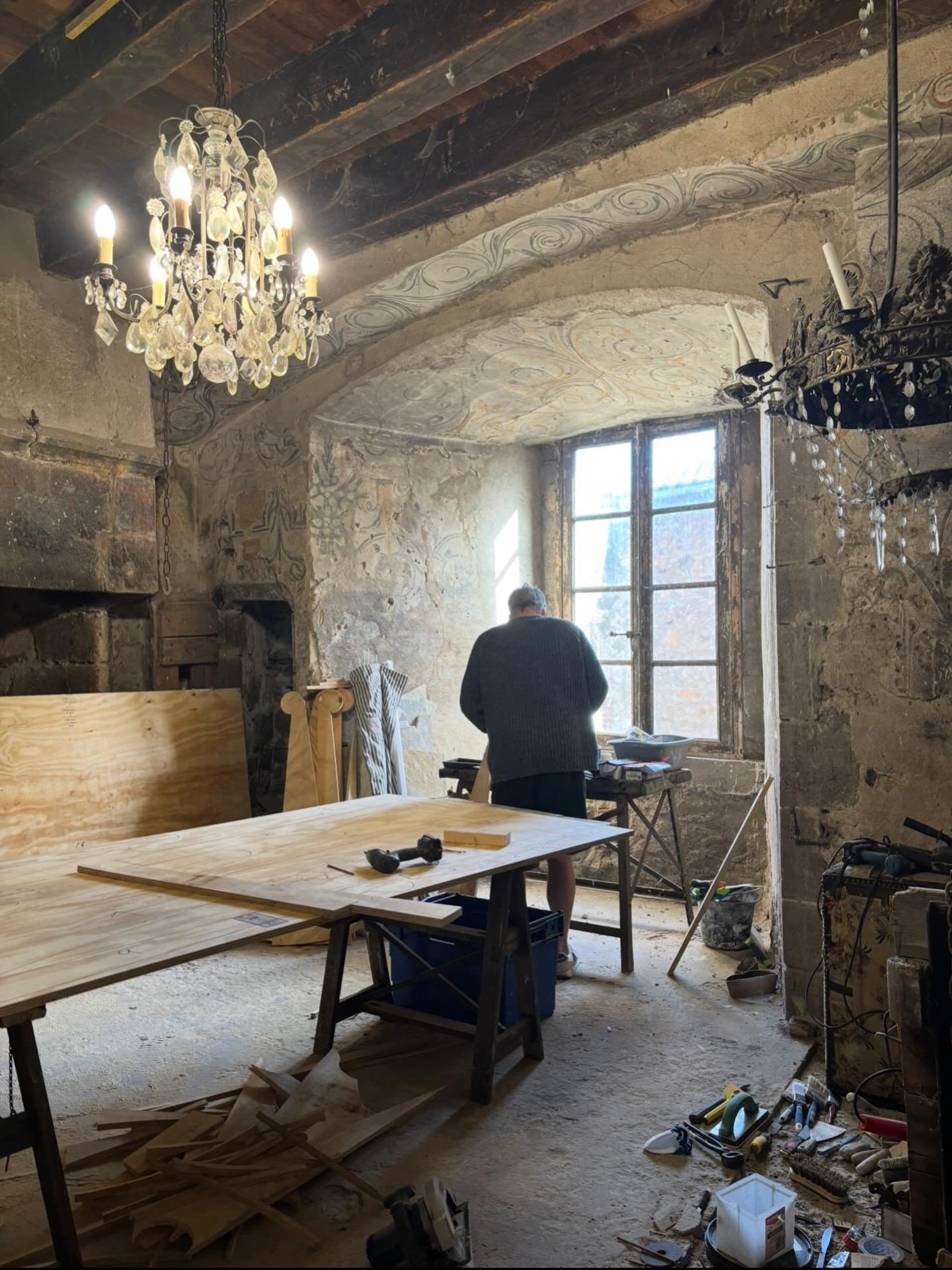 Castle Sunday - chandeliers and disarray. Quite standard.
Thank you all so much for all your support and comments on our @chateaudiy debut. More to come!

#chateau #chateaudiy #interiordesign #worldofinteriors #frenchantiques