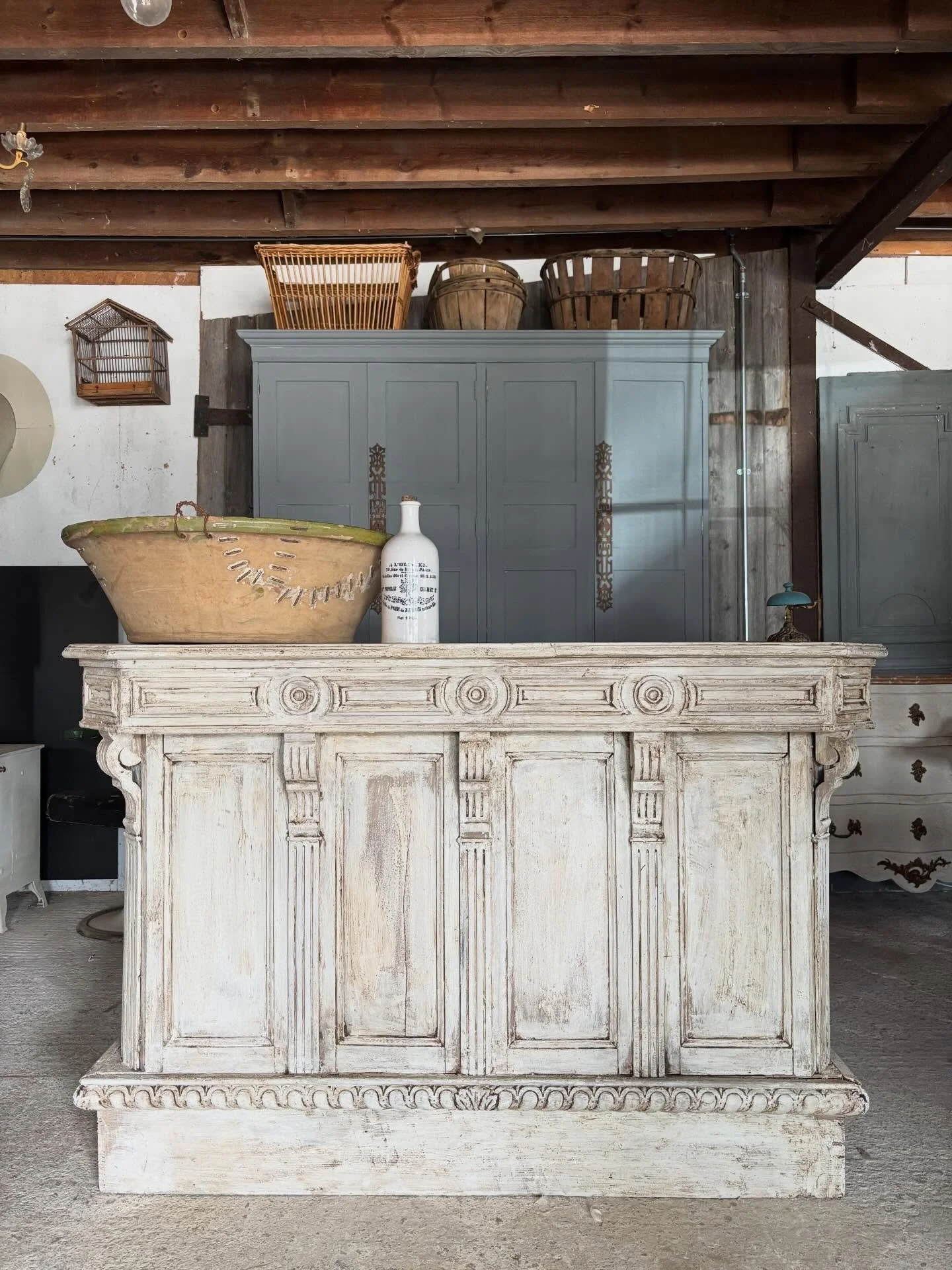 Beautiful shop counter now available 

Counter 151cmW x 59D x 100H
Olive bowl 66.5cm diameter 

#paintedfurniture #frenchantiques #interiordesign #interiorstyling #shopindependent