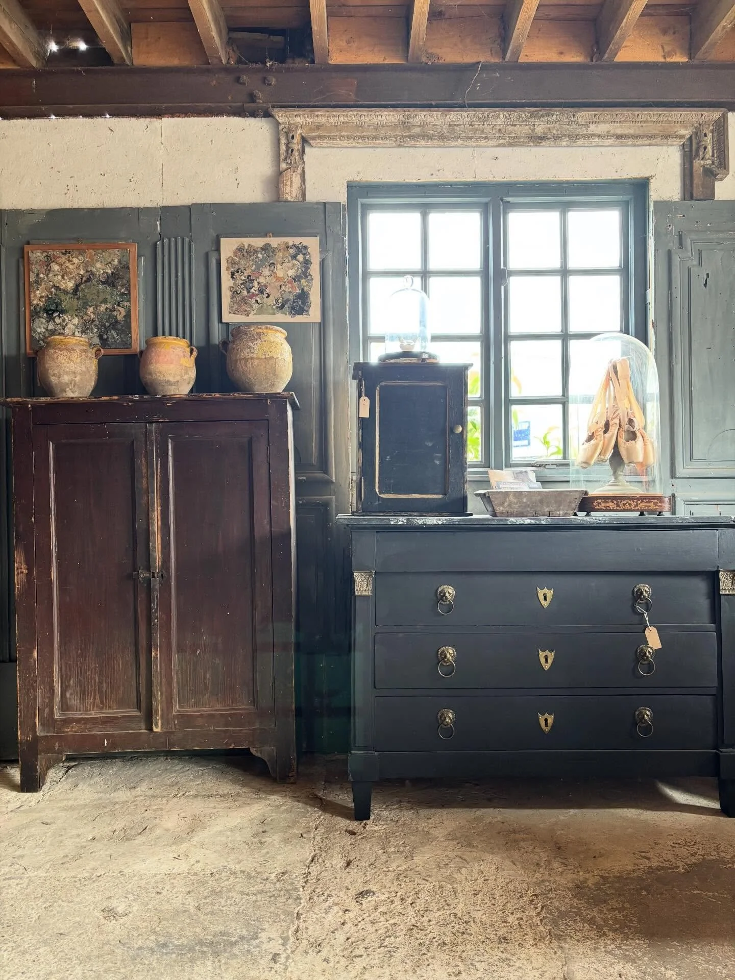 We&rsquo;d just about got the barn straight then had to start again! This looks serene but behind the camera are VERY tired people 

#frenchantiques #interiordesign #rusticinteriors #rusticdecor #frenchinteriors