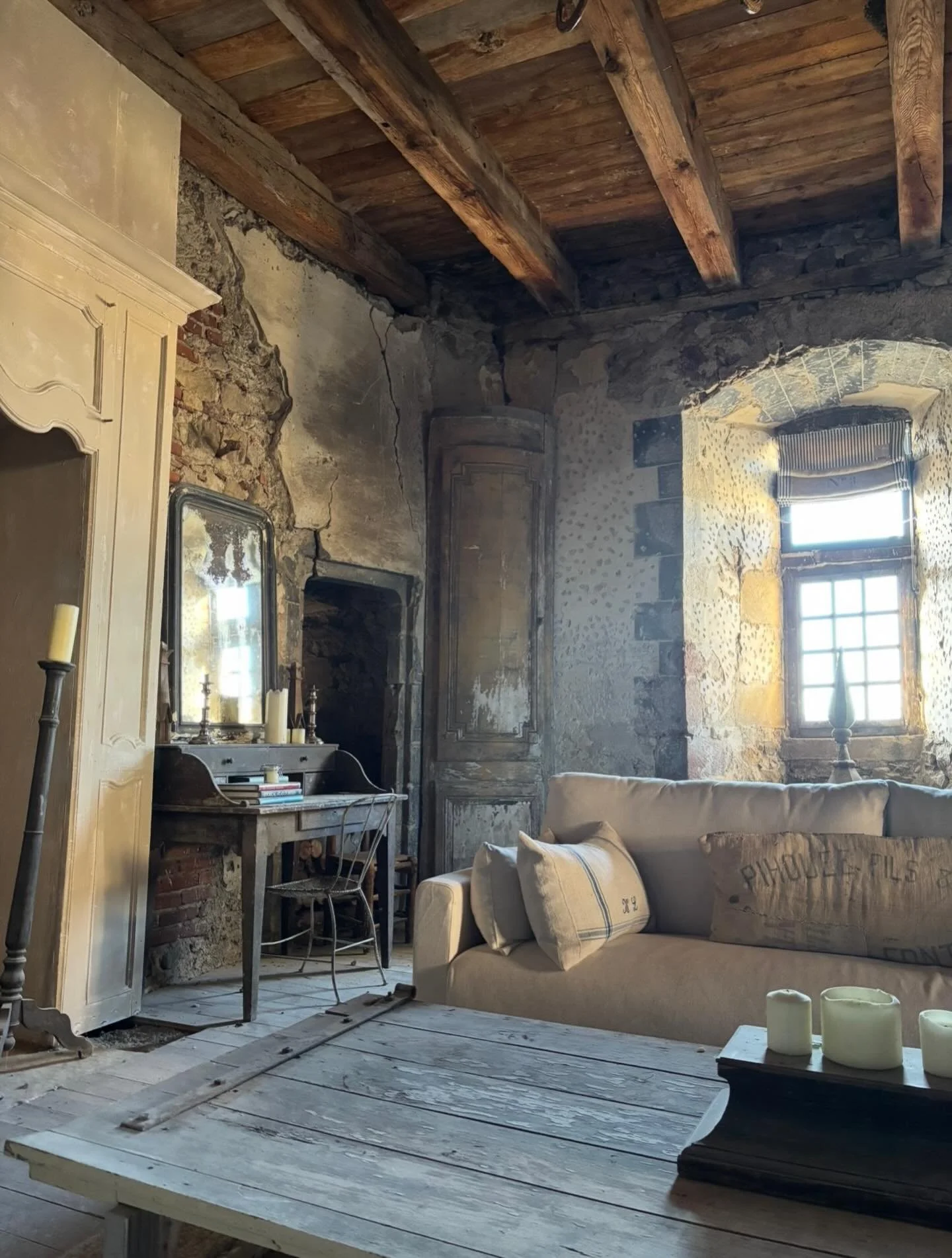 Castle Sunday - peace, the last 10 days has been absolutely crazy. A rest is much needed

#chateau #renovationproject #frenchantiques #worldofinteriors #interiordesign