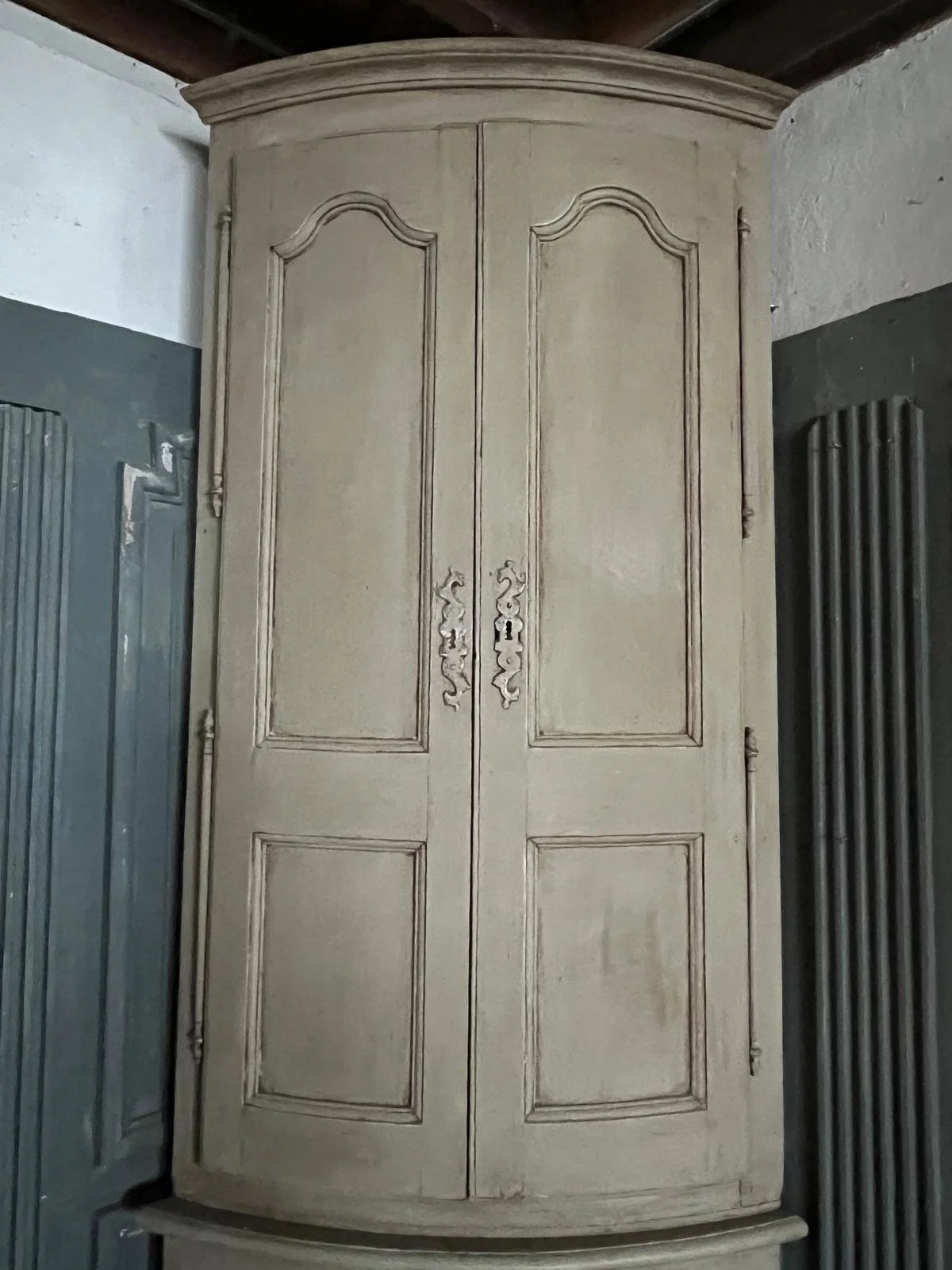 Corner cupboard(2).JPG