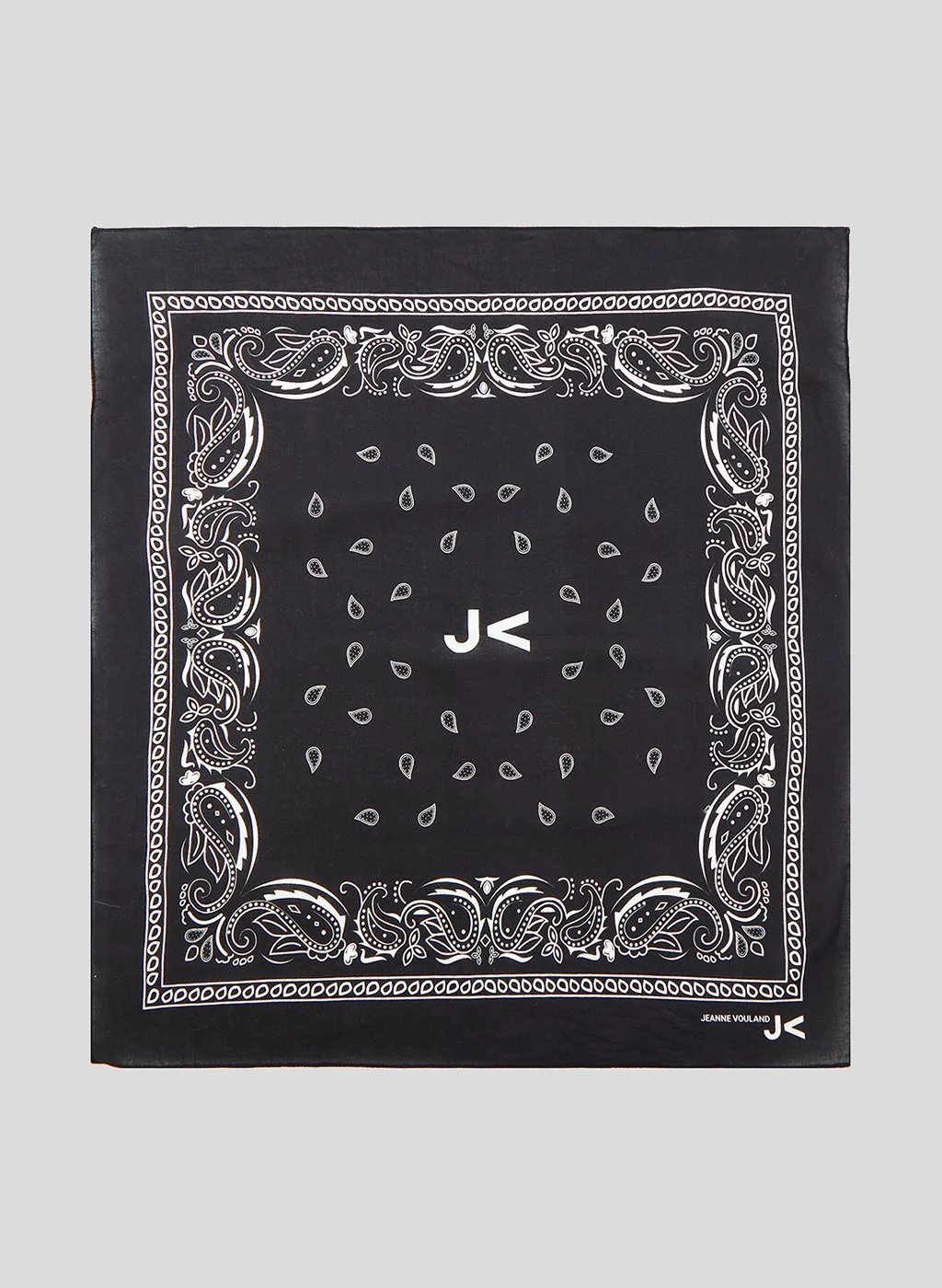Un carré noir avec un design blanc de bandana, des motifs paisley, et le texte 'JK' au centre, signé Jeanne Vouland.