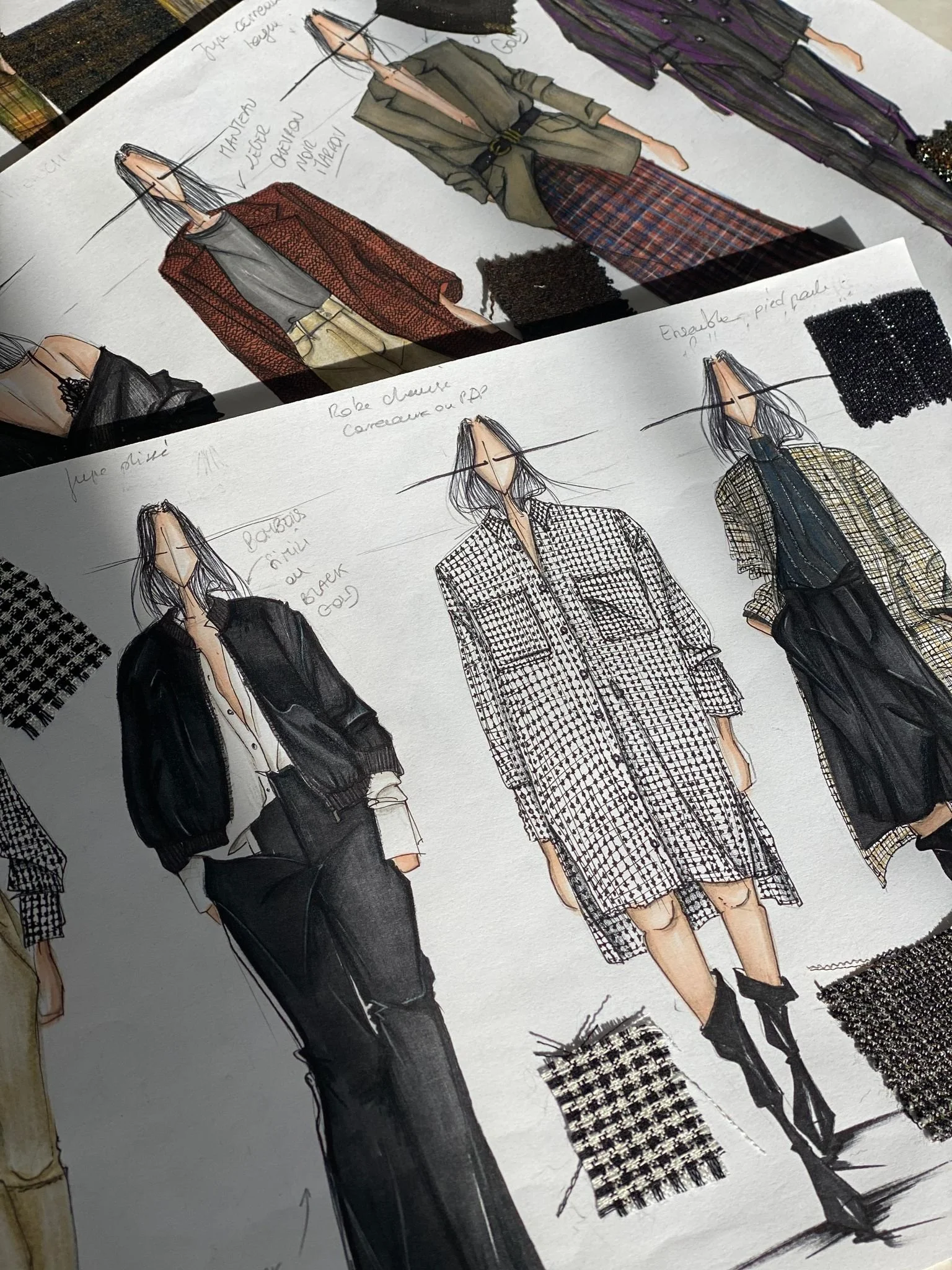 Dessins de croquis de mode montrant différentes tenues féminines avec échantillons de tissus, annotations et détails sur les styles et les textures.